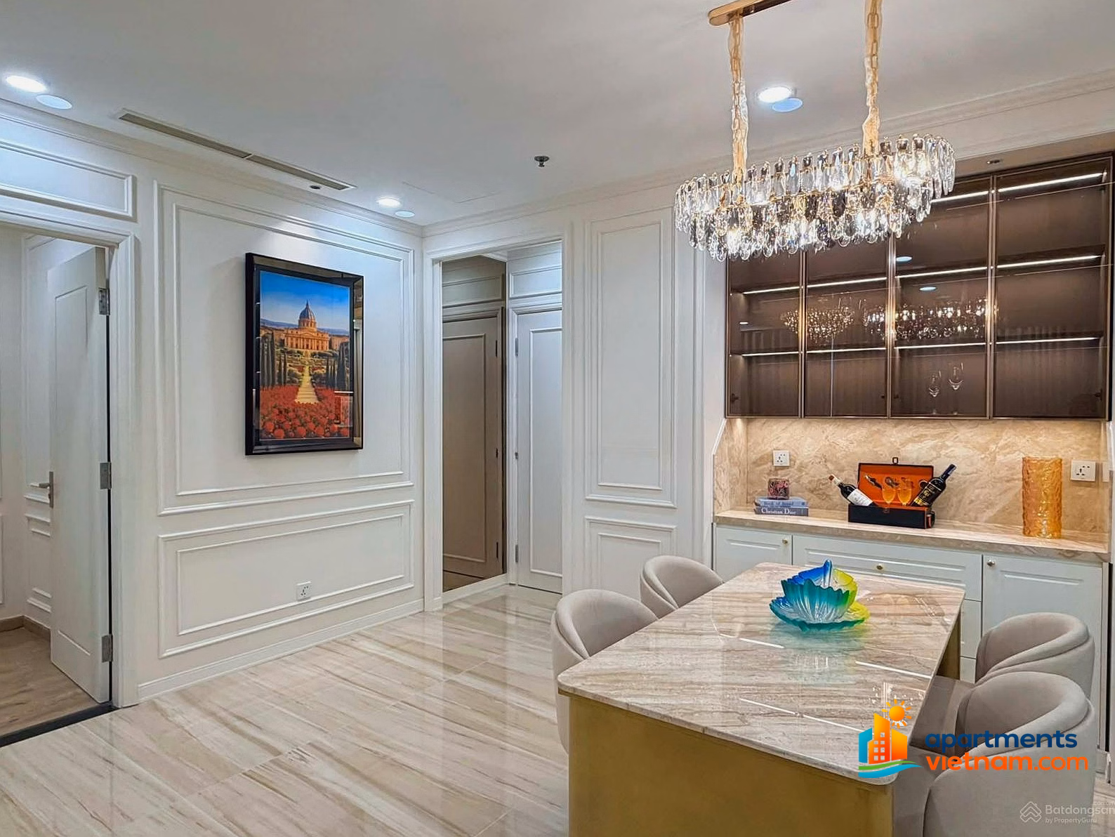 Urgent sale 2 bedroom apartment 10 billion, 82m2, Landmark building, with book at Vinhomes Central Park