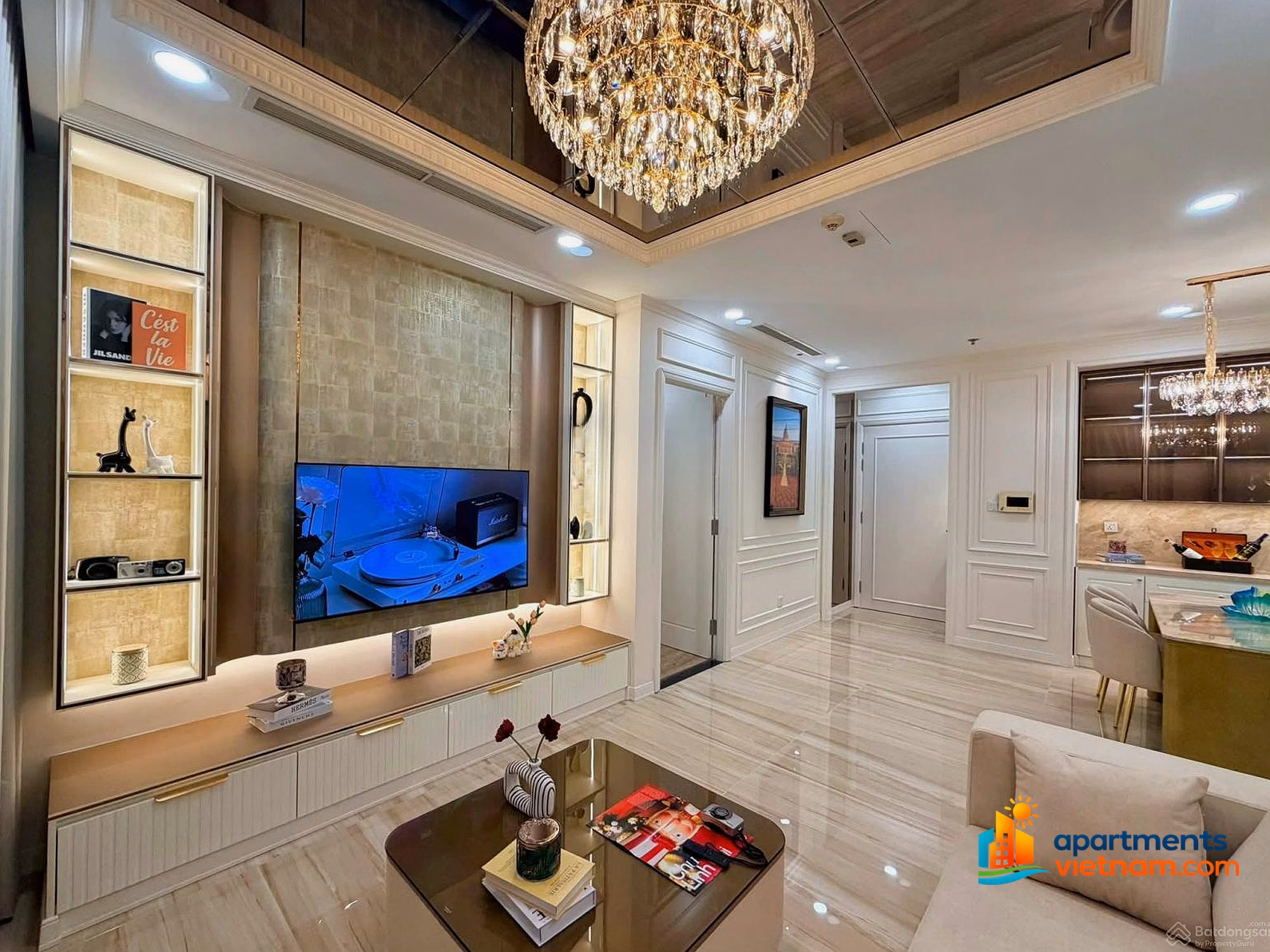 Urgent sale 2 bedroom apartment 10 billion, 82m2, Landmark building, with book at Vinhomes Central Park