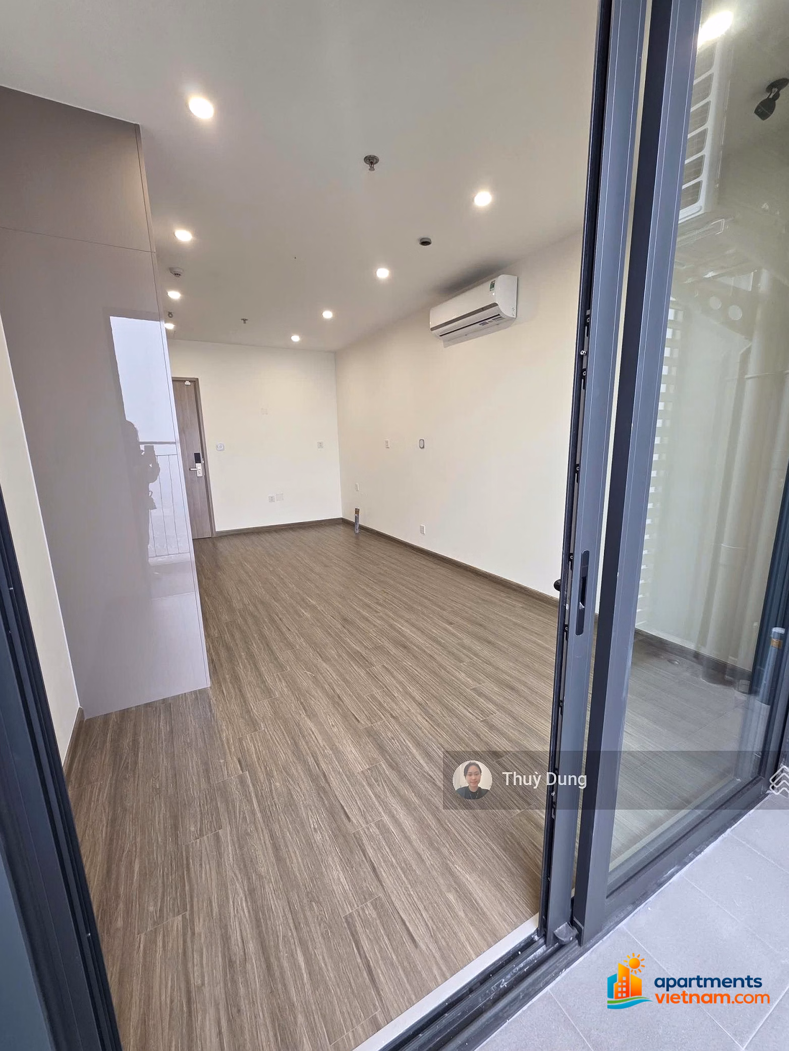 Studio apartment for rent with basic furniture priced at 5.5 million, come in at Vinhomes Smart City, contact 0334 122 ***