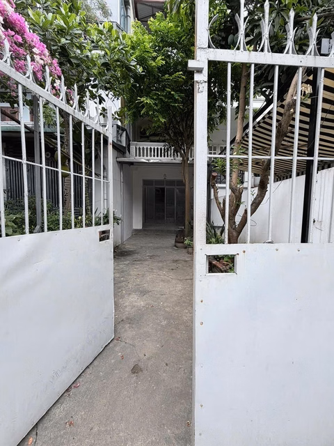 Private house for rent with garden at Lane 66 Ngoc Thuy