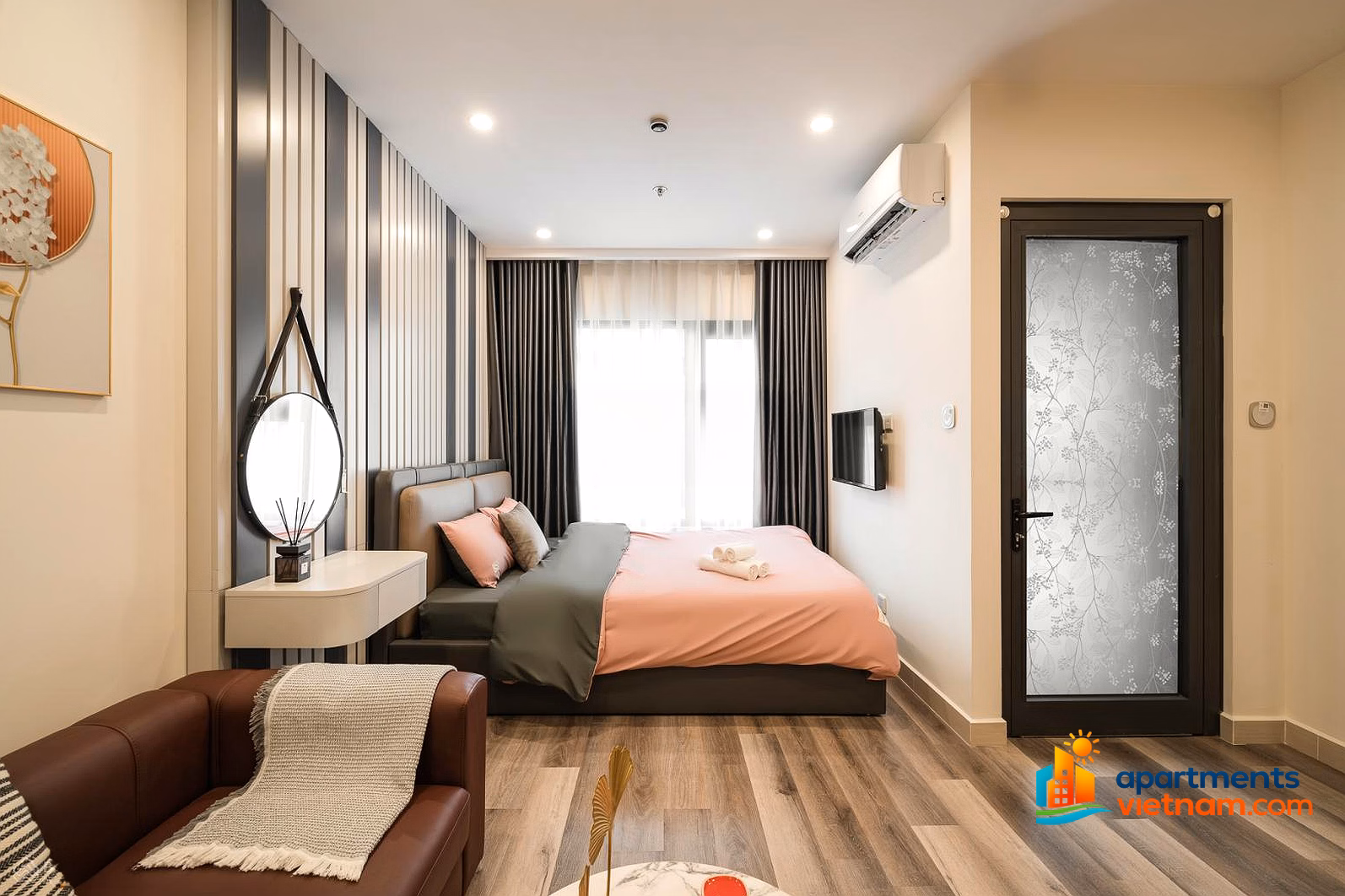 The owner has Vinsmart apartments for rent, all types of 1 bedroom, 2 bedroom, studio as shown in the picture.