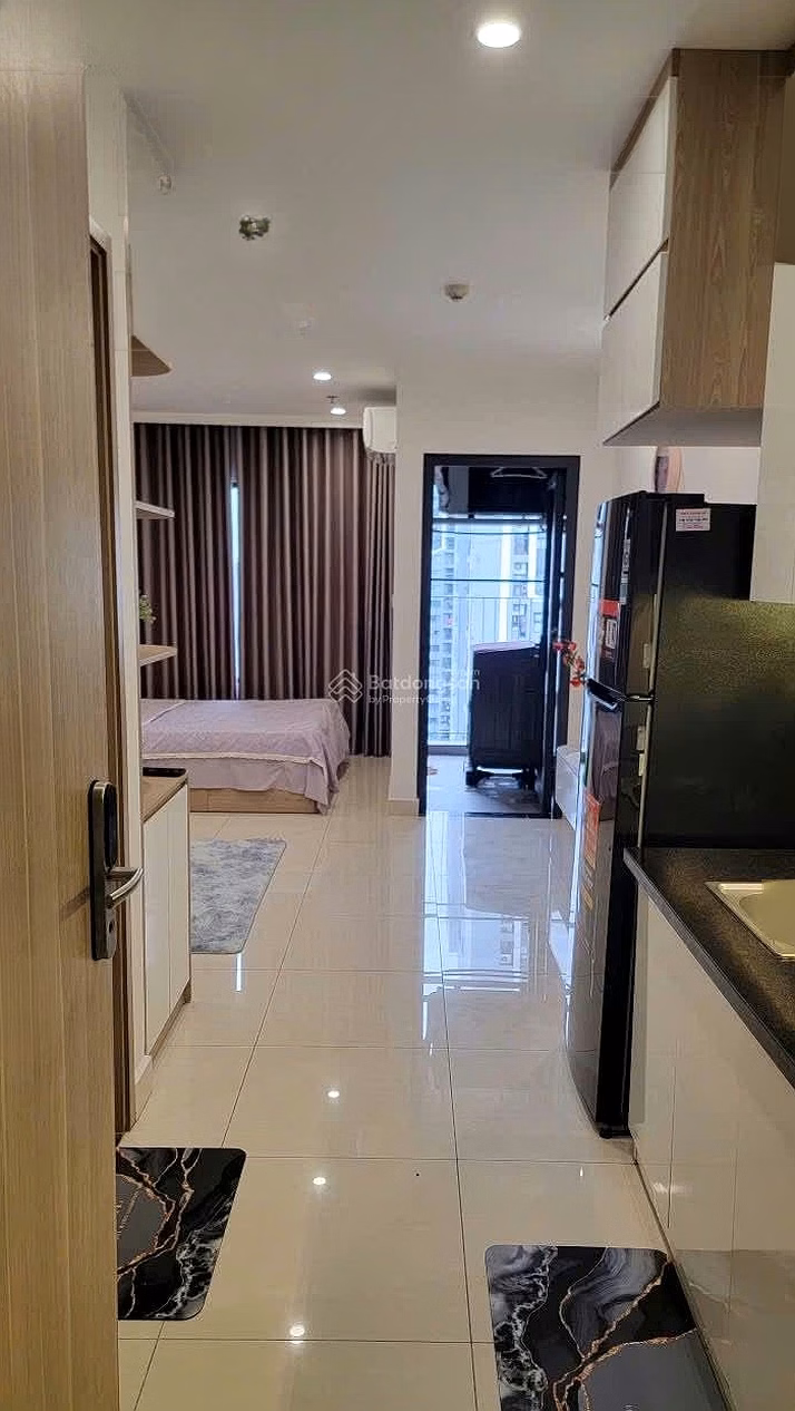 The owner is selling a 28m² studio apartment on the 23rd floor of building S203 Vinhomes Smart Tay Mo. Price 2.1 billion including fees
