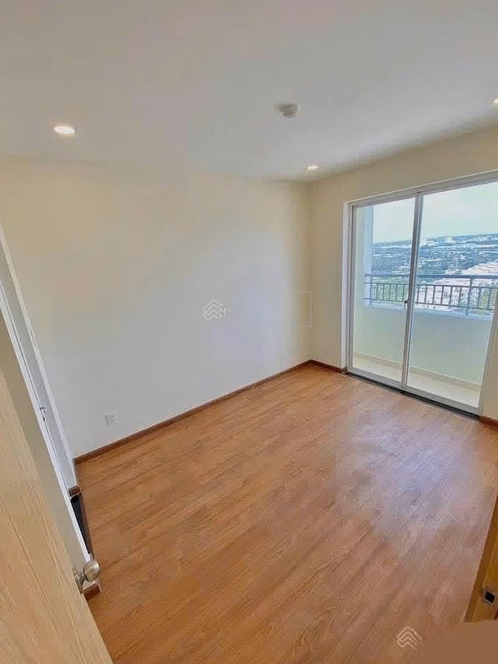 Duplex apartment for rent has 4 bedrooms; Full air conditioning, very economical, only 10 million/month, LH Huong