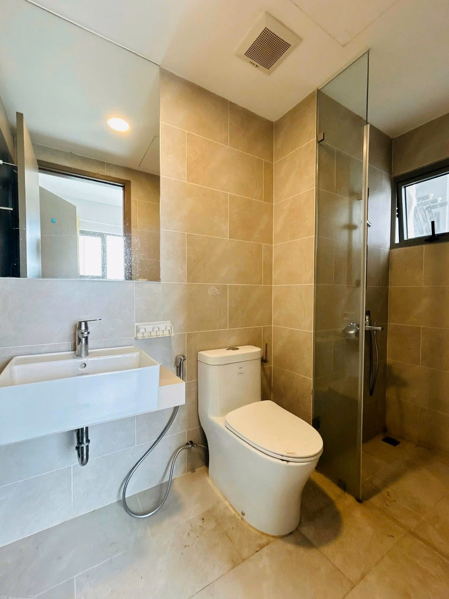 Lake view. 2 bedroom corner apartment for rent fully furnished; stay right away. Only 9 million/month. LH Huong