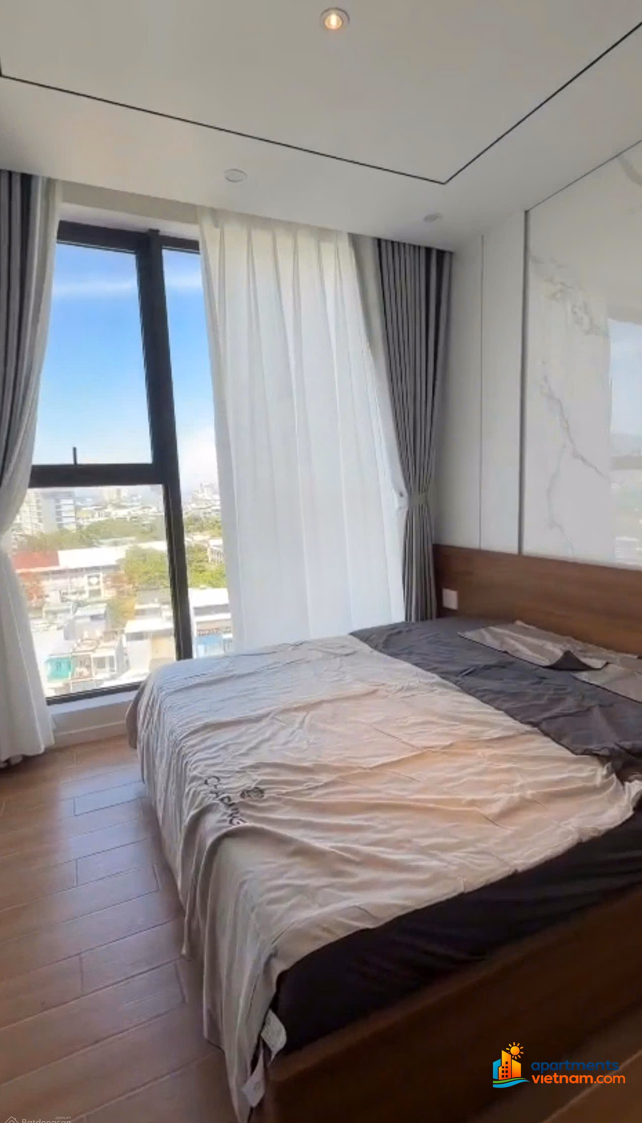 The owner rents a 50m2 2-bedroom apartment, ready to move in, fully furnished at Sun Ponte right next to Dragon Bridge Da Nang