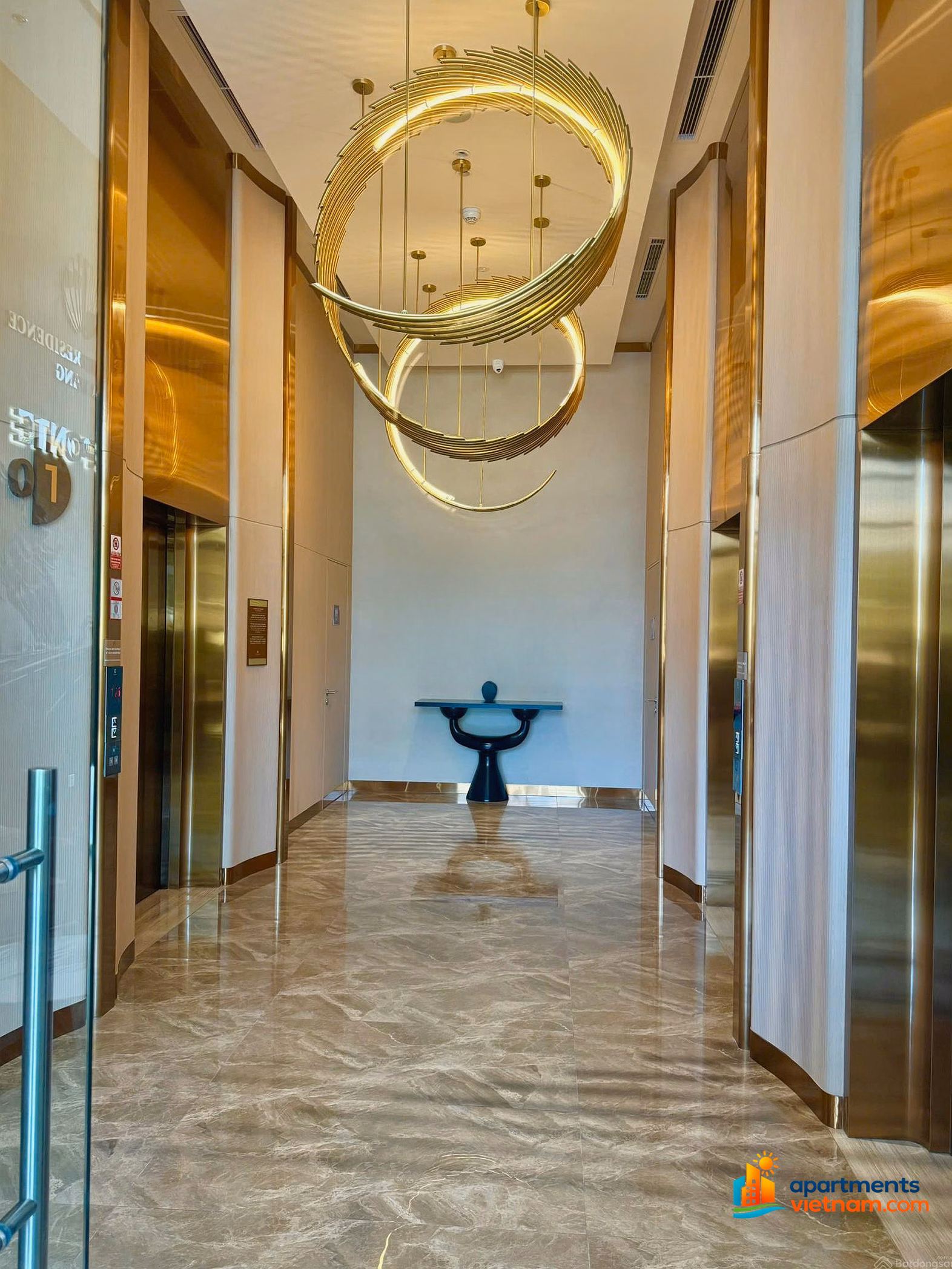 The owner rents a 50m2 2-bedroom apartment, ready to move in, fully furnished at Sun Ponte right next to Dragon Bridge Da Nang