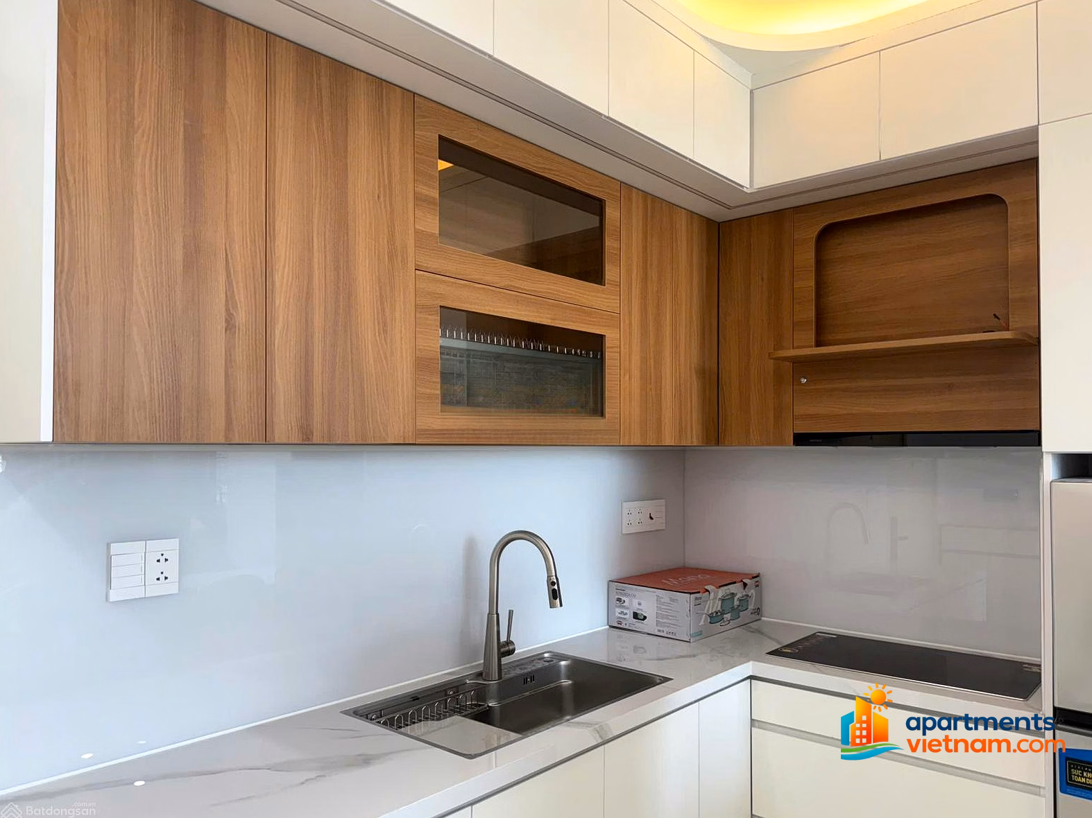 The owner rents a 50m2 2-bedroom apartment, ready to move in, fully furnished at Sun Ponte right next to Dragon Bridge Da Nang