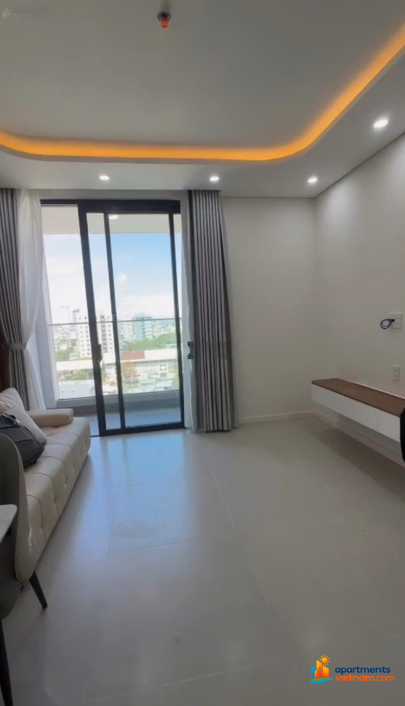 The owner rents a 50m2 2-bedroom apartment, ready to move in, fully furnished at Sun Ponte right next to Dragon Bridge Da Nang
