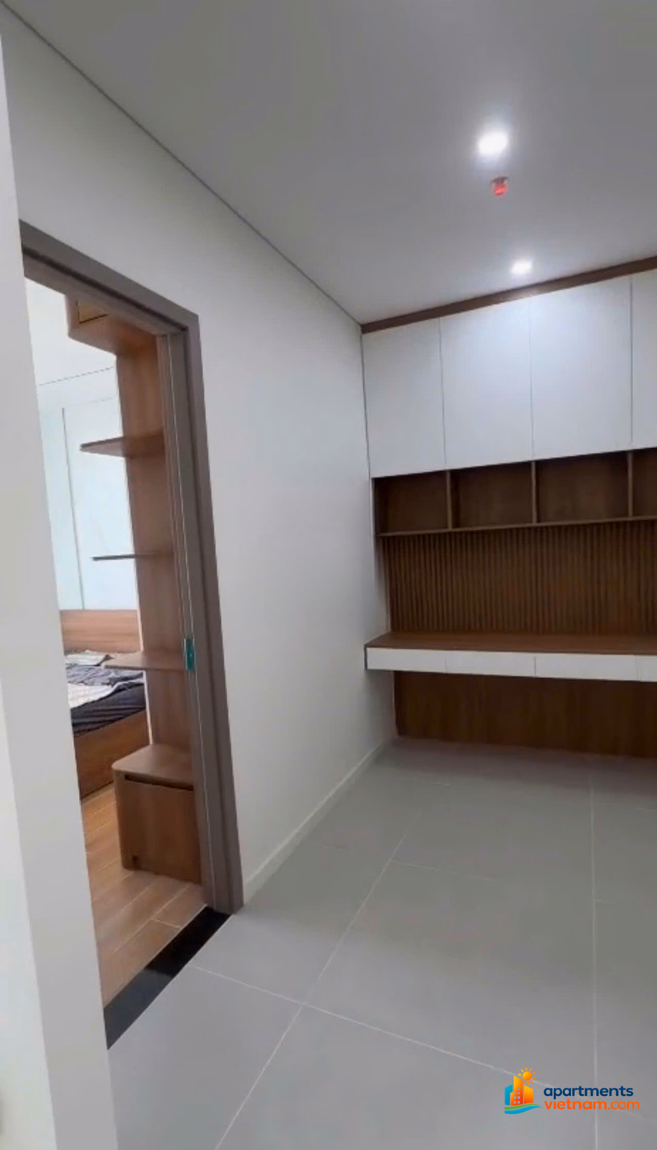 The owner rents a 50m2 2-bedroom apartment, ready to move in, fully furnished at Sun Ponte right next to Dragon Bridge Da Nang