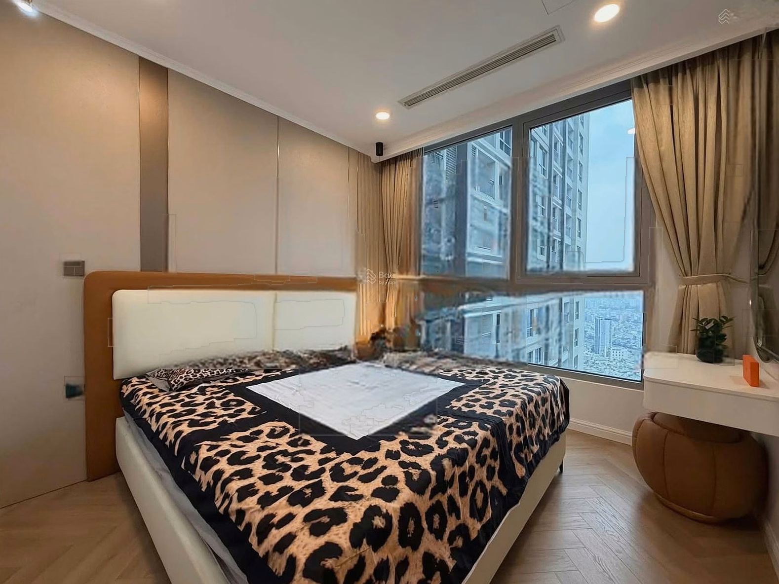 Selling 2 bedrooms Landmark Plus, cool City view