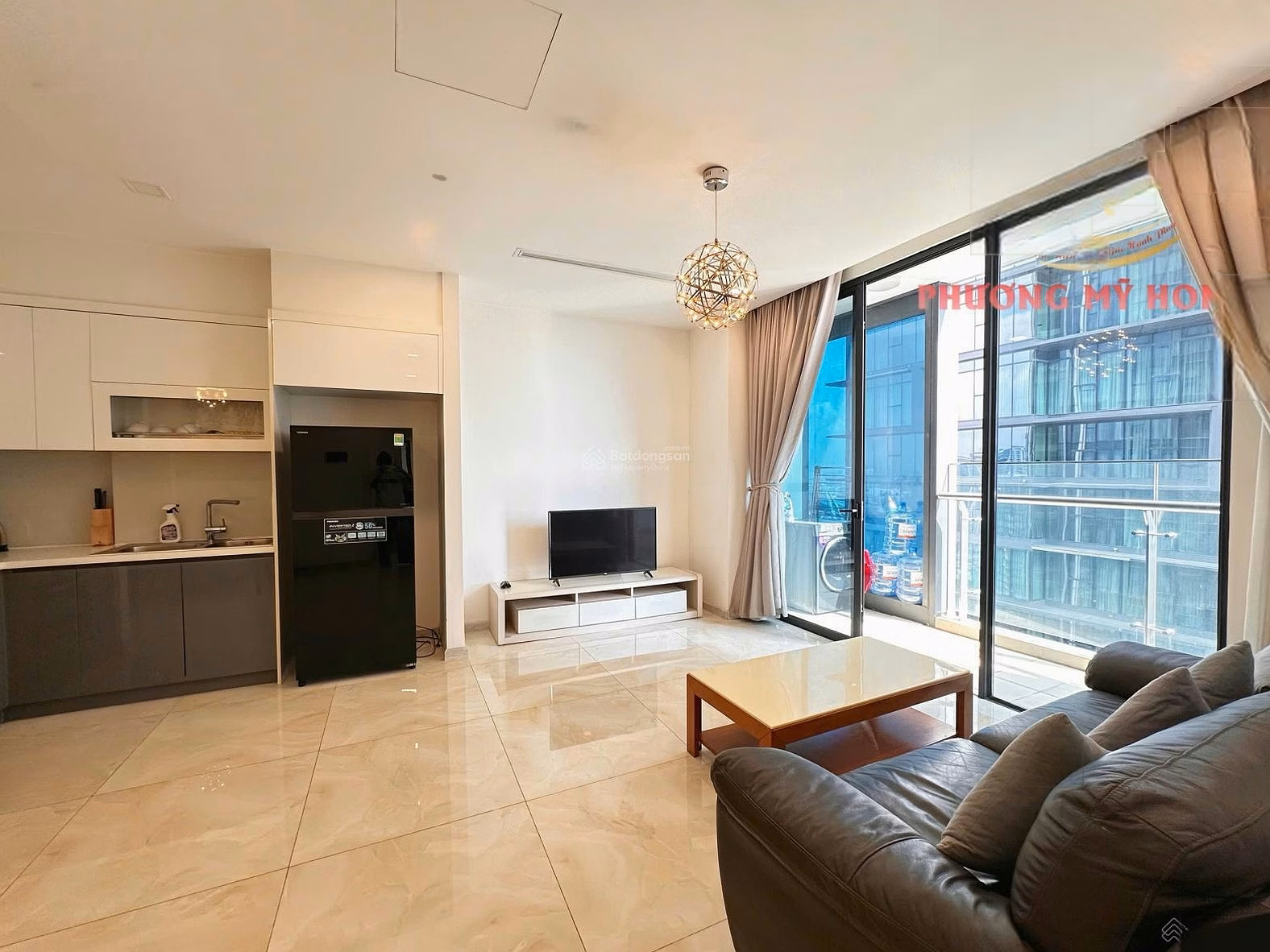 Beautiful 2-bedroom apartment with diagonal view of Bitexco Vinhomes Golden River - House is available to move in immediately