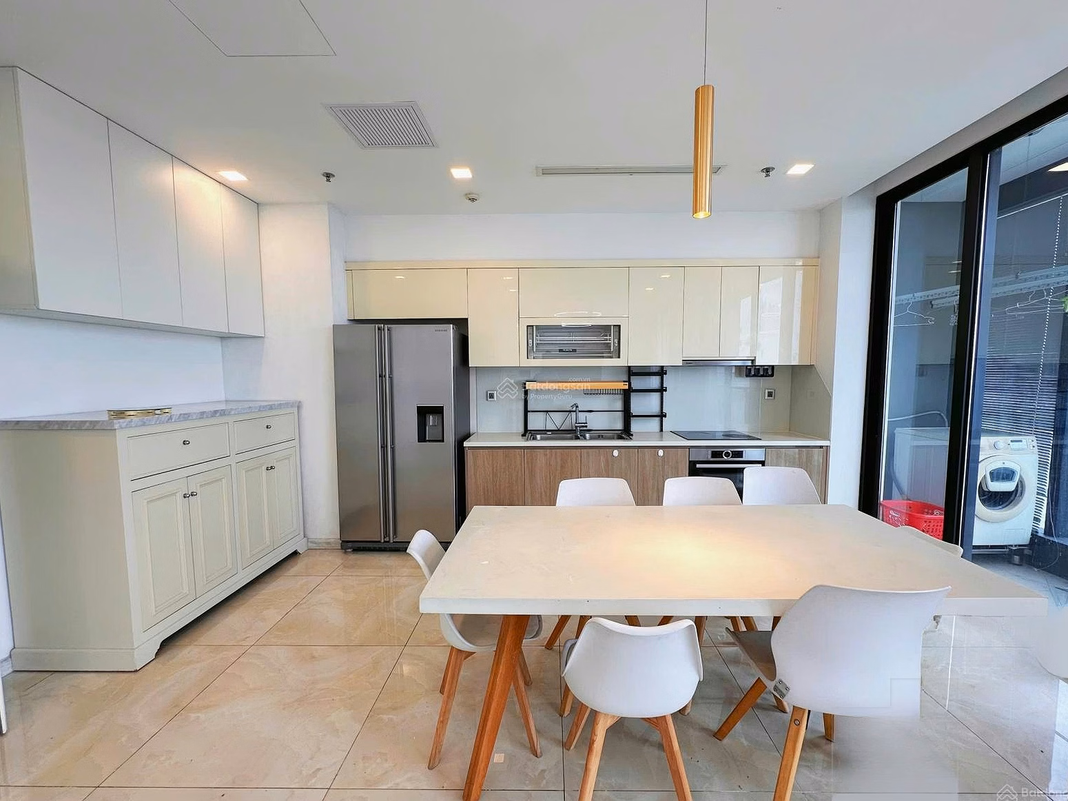 Hot! Beautiful 3-bedroom apartment with river view at Vinhomes Golden River 121m only 55 million/month