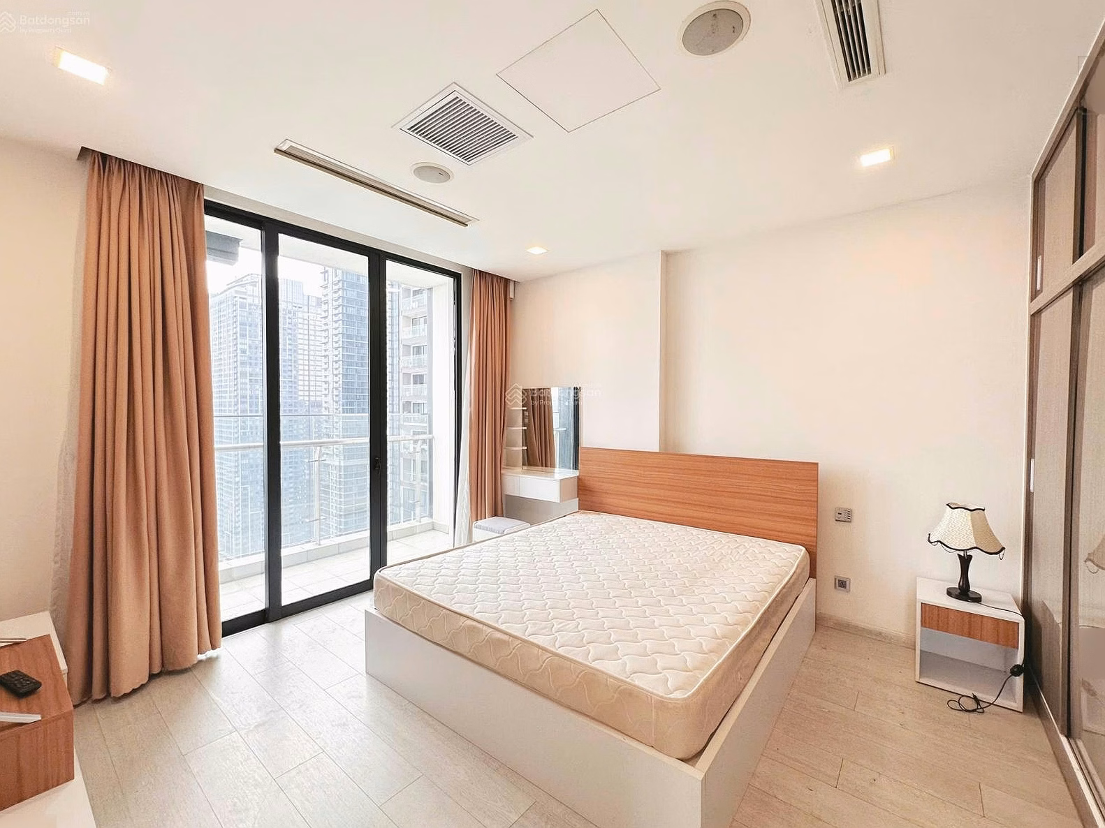 Hot! Beautiful 3-bedroom apartment with river view at Vinhomes Golden River 121m only 55 million/month