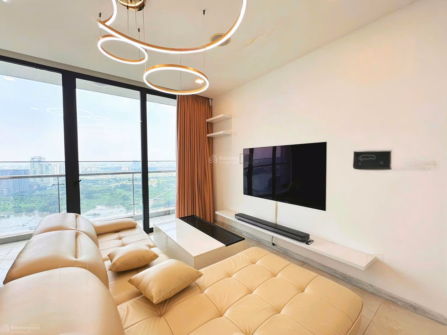 Hot! Beautiful 3-bedroom apartment with river view at Vinhomes Golden River 121m only 55 million/month