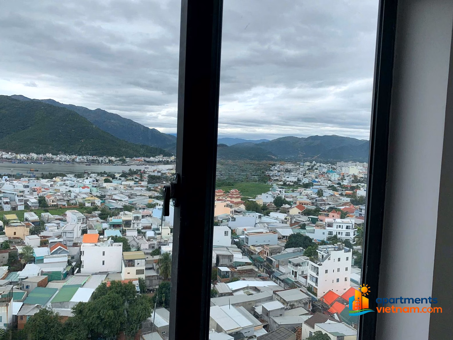 Selling a corner apartment with 2 balconies with river and sea view for only 2 billion 430