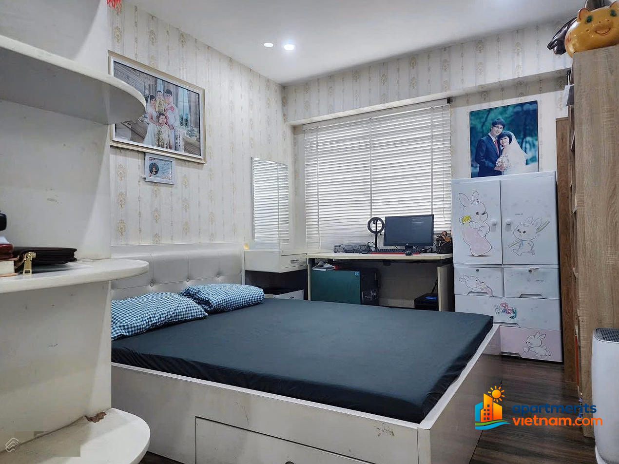 The owner sells a corner apartment of 63m2, the most beautiful HUD3 Linh Dam, middle floor with park view, full of high-class furniture