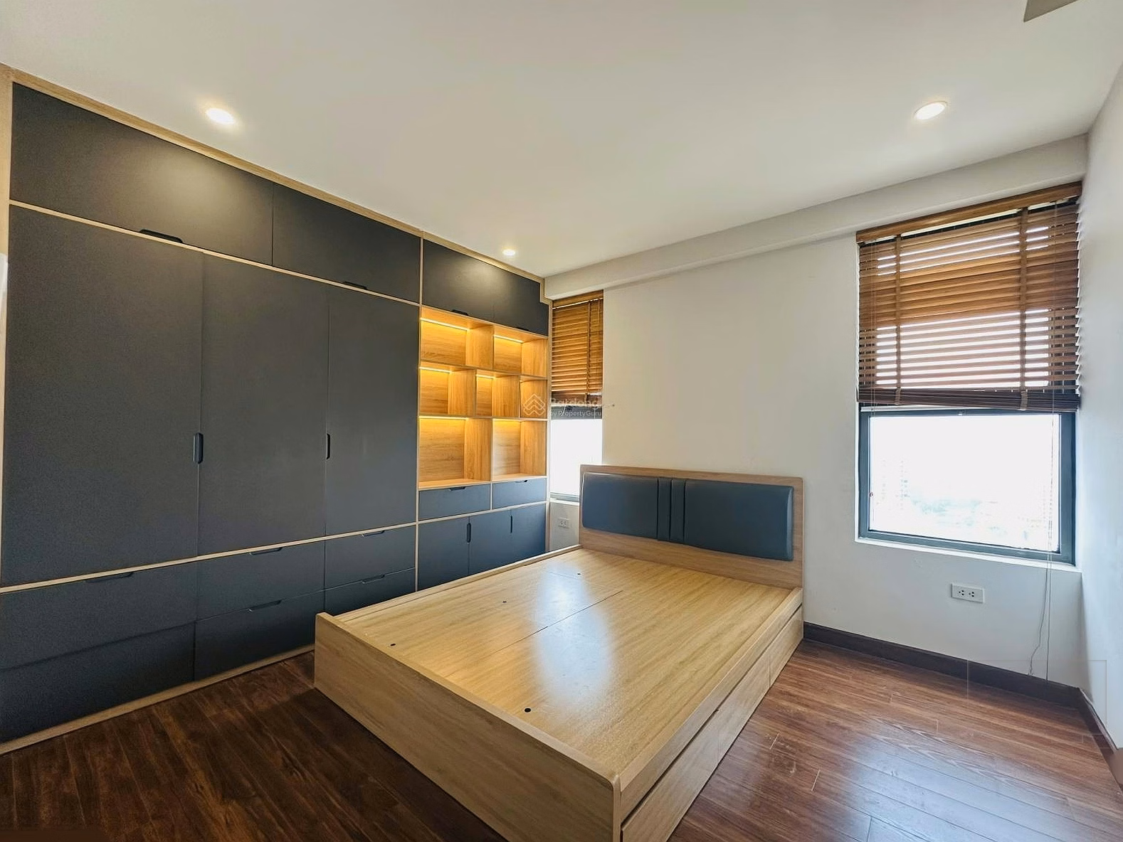 Owner needs to sell apartment 98m2 - 3 bedrooms 2 bathrooms - 8.3 billion - near University of Polytechnics, Economics, Construction