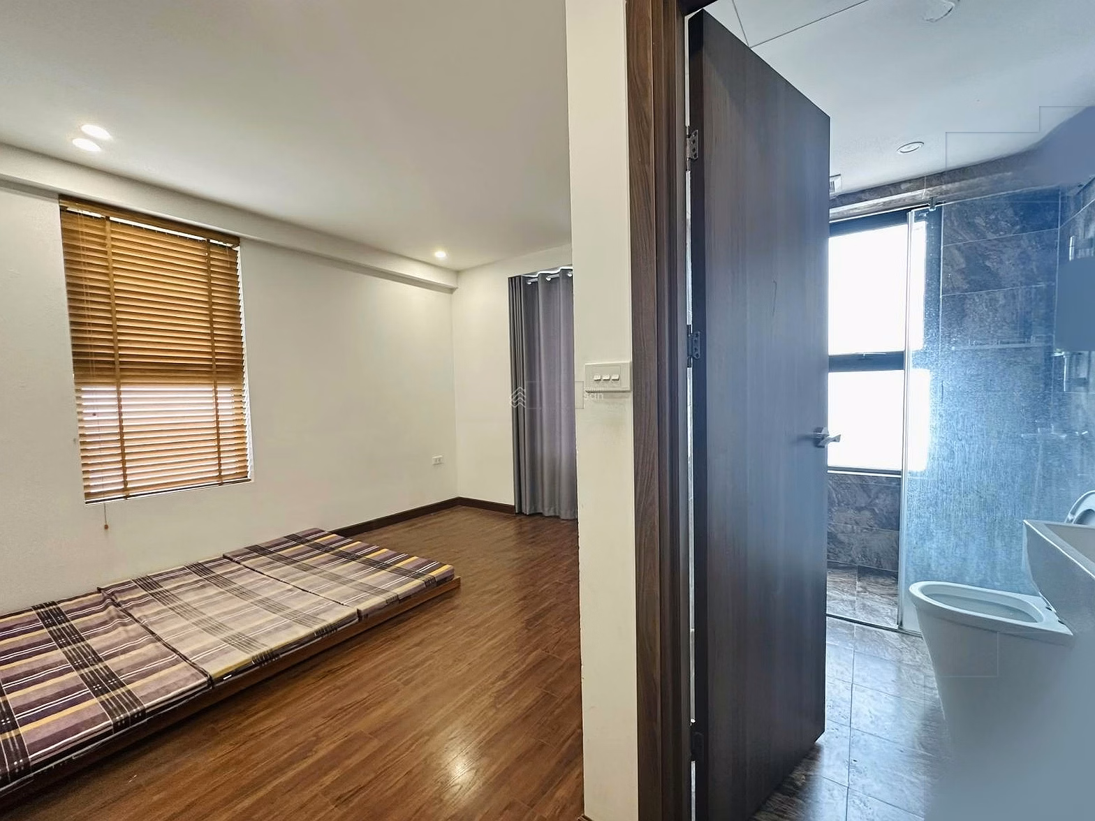 Owner needs to sell apartment 98m2 - 3 bedrooms 2 bathrooms - 8.3 billion - near University of Polytechnics, Economics, Construction