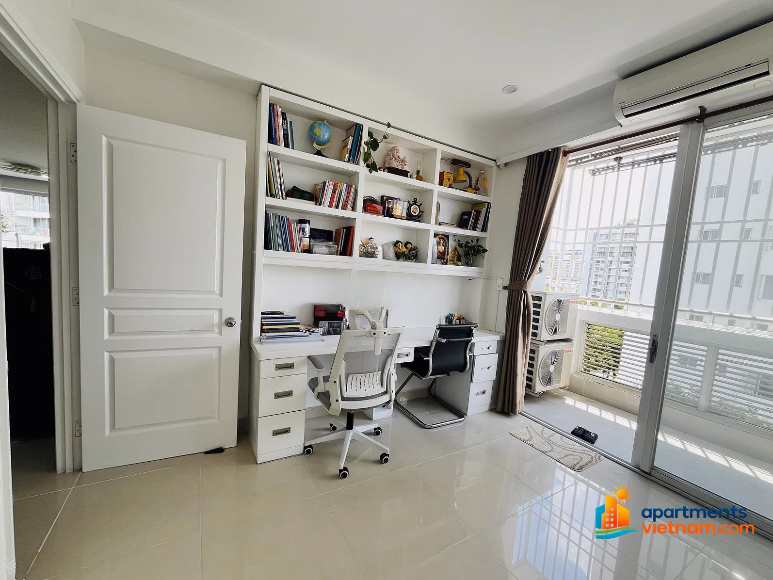 Owner needs to sell My Duc apartment, 5th floor, corner apartment with 2 large frontages, central area of ​​Phu My Hung