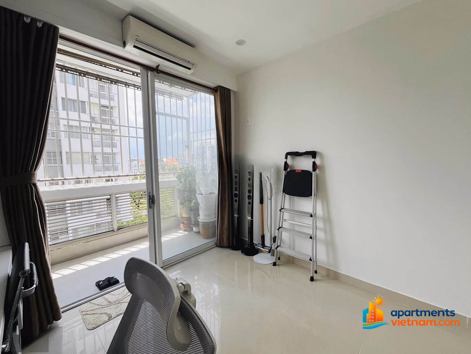 Owner needs to sell My Duc apartment, 5th floor, corner apartment with 2 large frontages, central area of ​​Phu My Hung