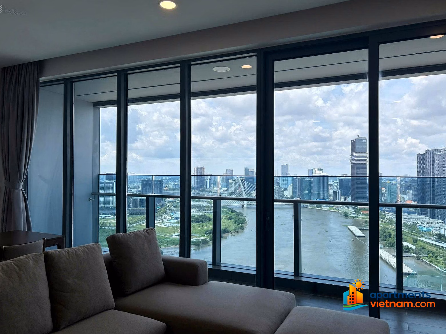 Ms.Helen Linh Premier specializes in renting Sunwah Pearl apartments at good prices, 1 bedroom, 2 bedrooms, 3 bedrooms with professional services