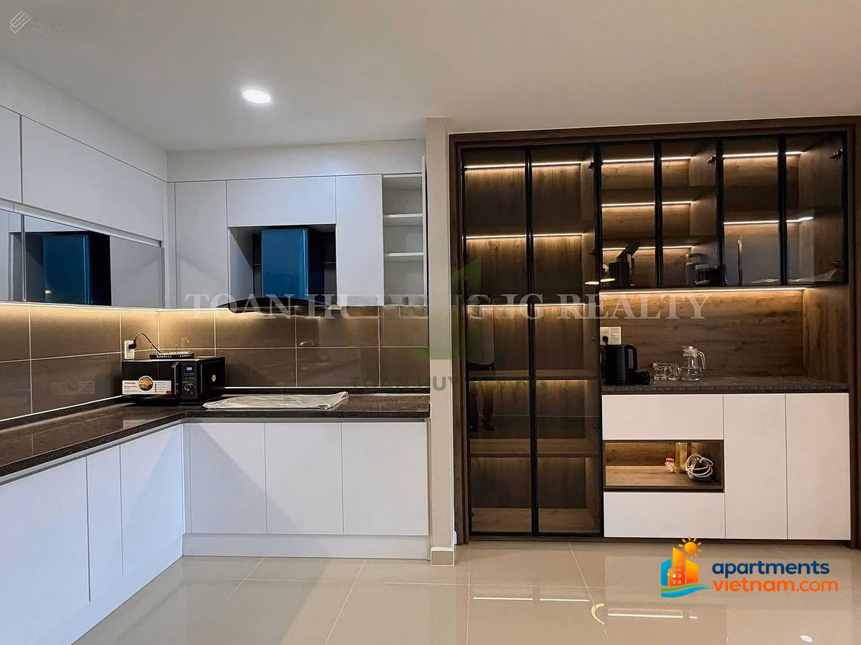 Blooming Tower 3-bedroom apartment, 100% newly renovated and luxurious for rent