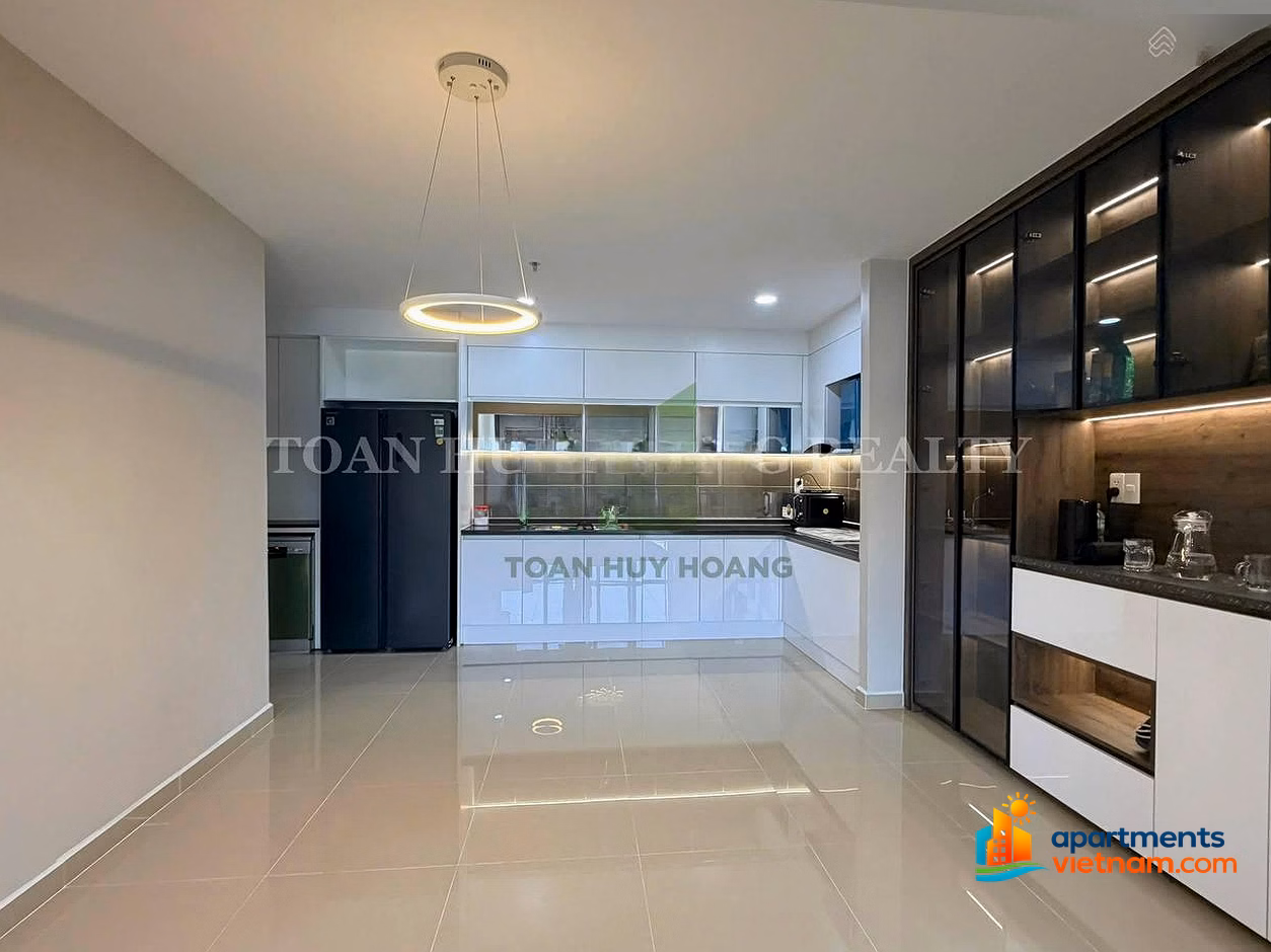 Blooming Tower 3-bedroom apartment, 100% newly renovated and luxurious for rent
