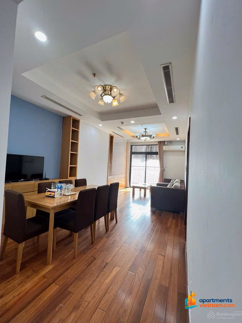 Selling a 2 bedroom apartment with 2 small balconies