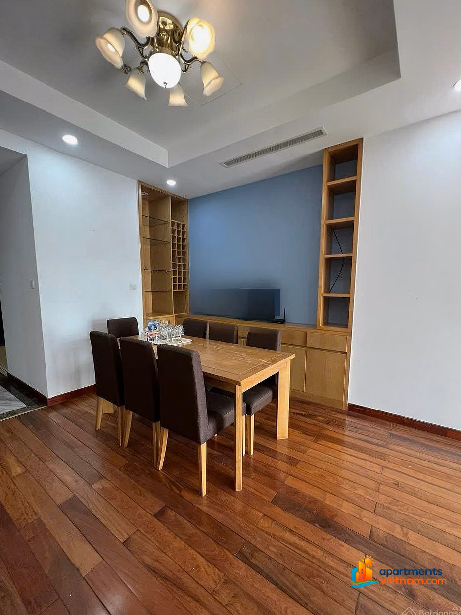 Selling a 2 bedroom apartment with 2 small balconies