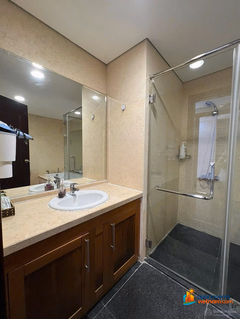 Selling a 2 bedroom apartment with 2 small balconies