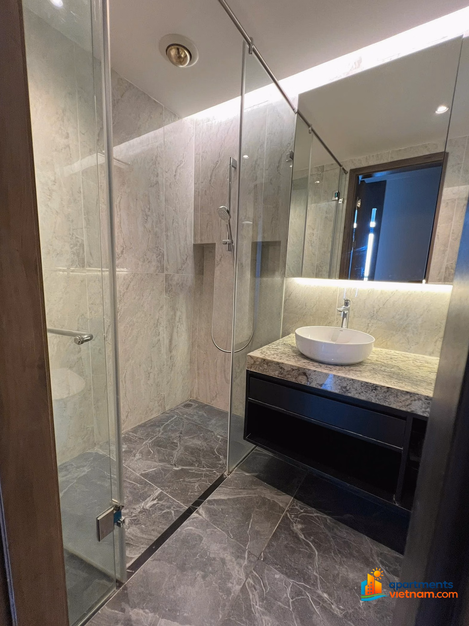Luxury apartment for Vietnamese, Japanese, Korean and European VIPs to rent in Metropolis 300m2