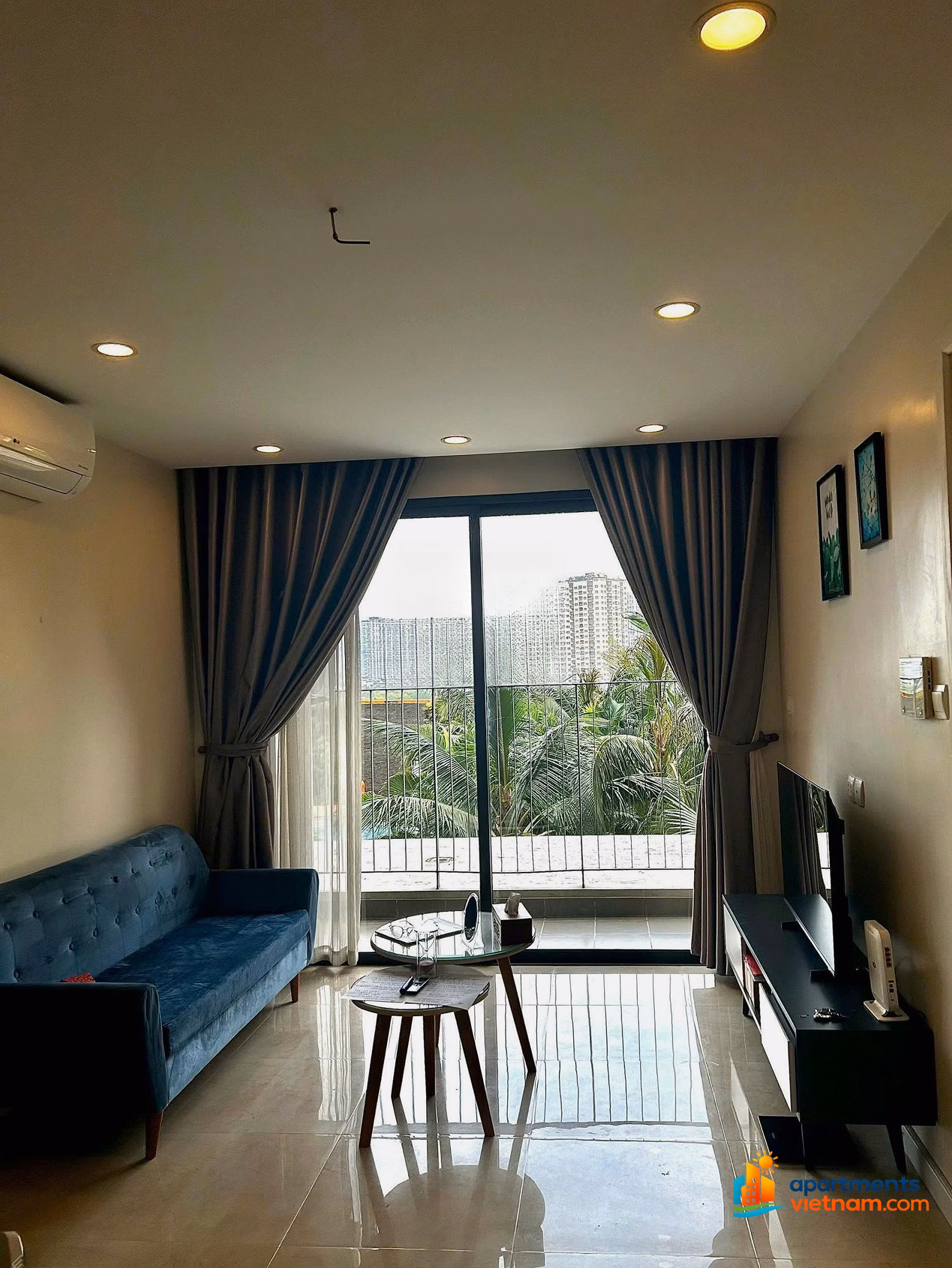 The owner rents a fully furnished 2 bedroom D'Capital apartment with car slot for 23 million