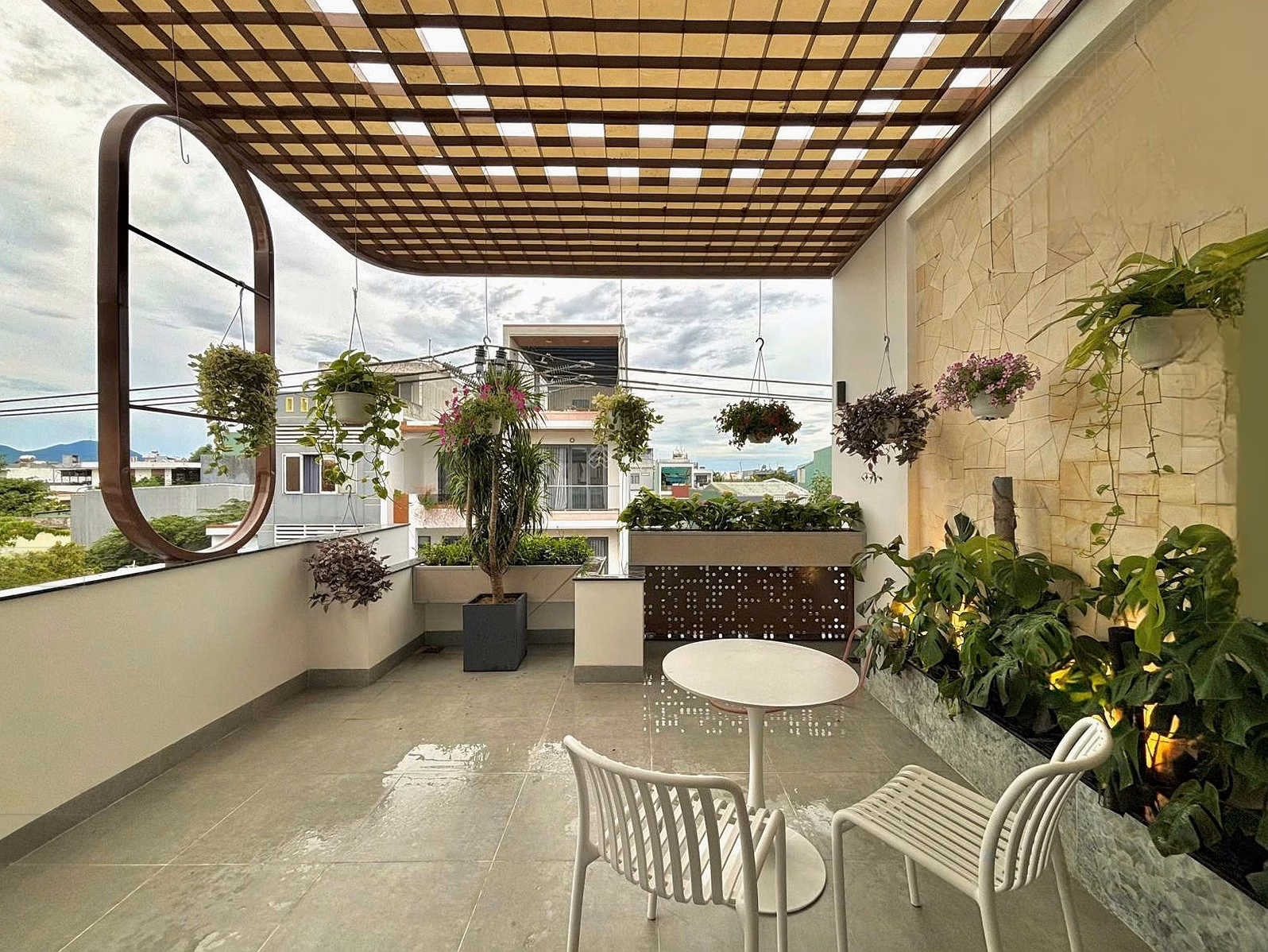 Need money to sell a 3-storey Luxury product on Nguyen Thuy street, a few steps from the beach
