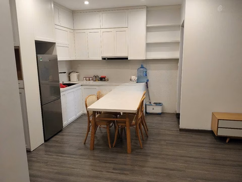 Owner rents 1n+ apartment, 50m, fully furnished, Tonkin 1 Vinhomes Smart City. Price only 11.5 million