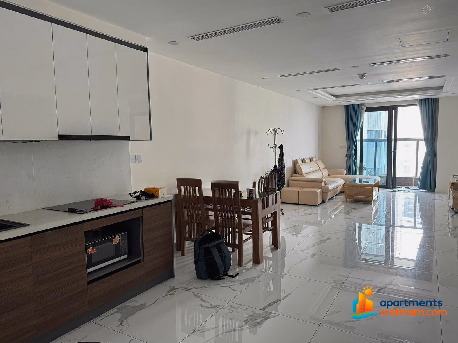 The owner rents a 118m² Sunshine Center apartment with full high-end furniture. Just bring your suitcase and move in immediately