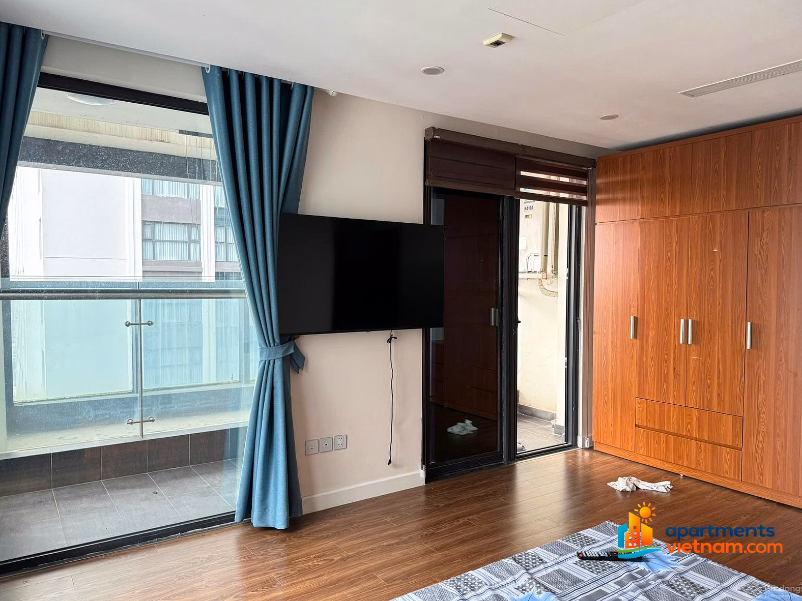The owner rents a 118m² Sunshine Center apartment with full high-end furniture. Just bring your suitcase and move in immediately