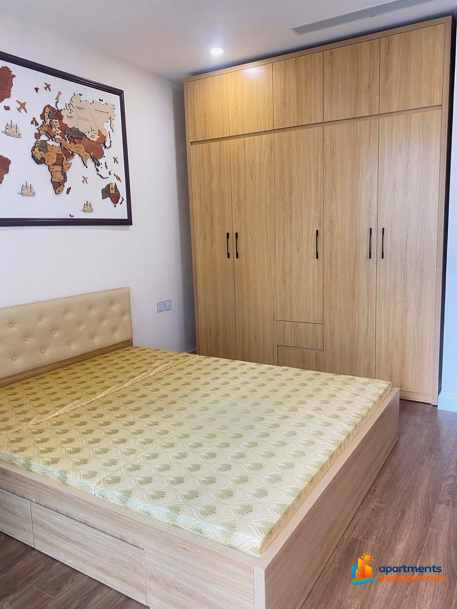 The owner rents a 118m² Sunshine Center apartment with full high-end furniture. Just bring your suitcase and move in immediately