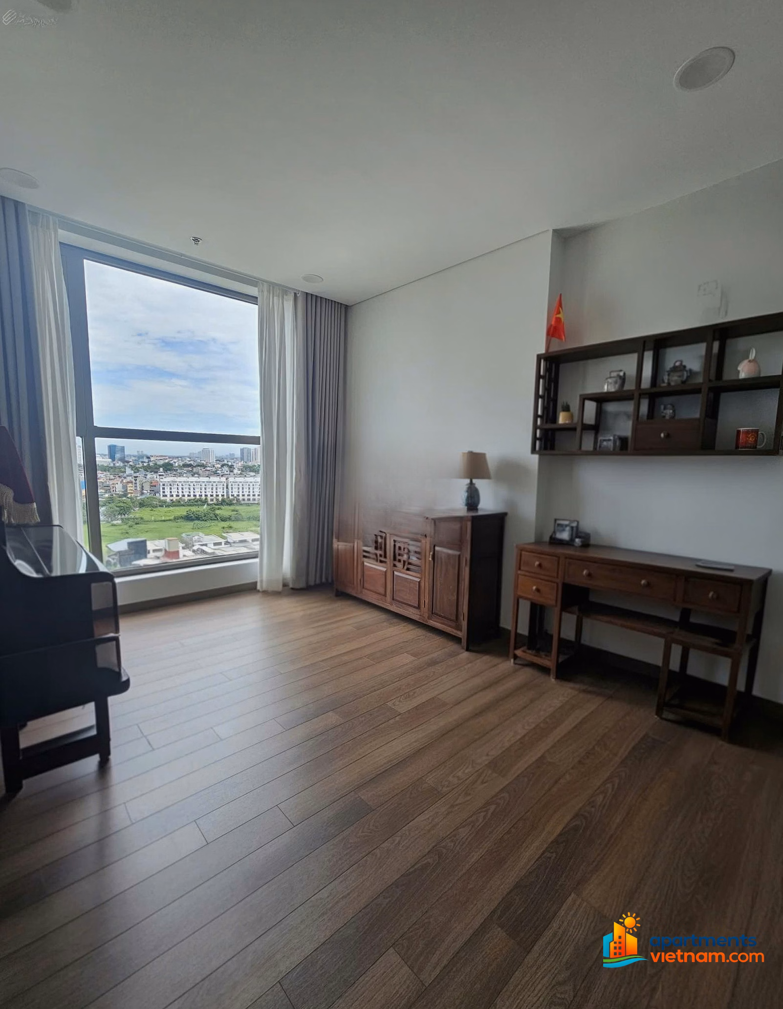 The owner rents a 3-bedroom corner apartment, high floor, new house, full of high-class furniture