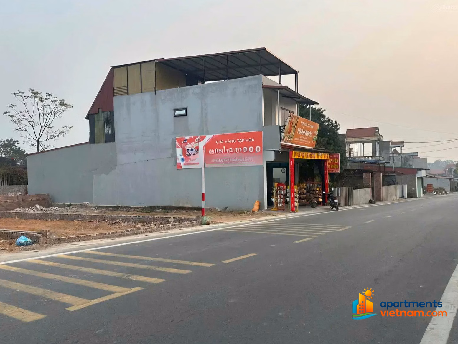 Area: 100m2 front: 5.47 meters, rear 5.47 meters. Received price: 2,370 billion VND / 23 million/m2