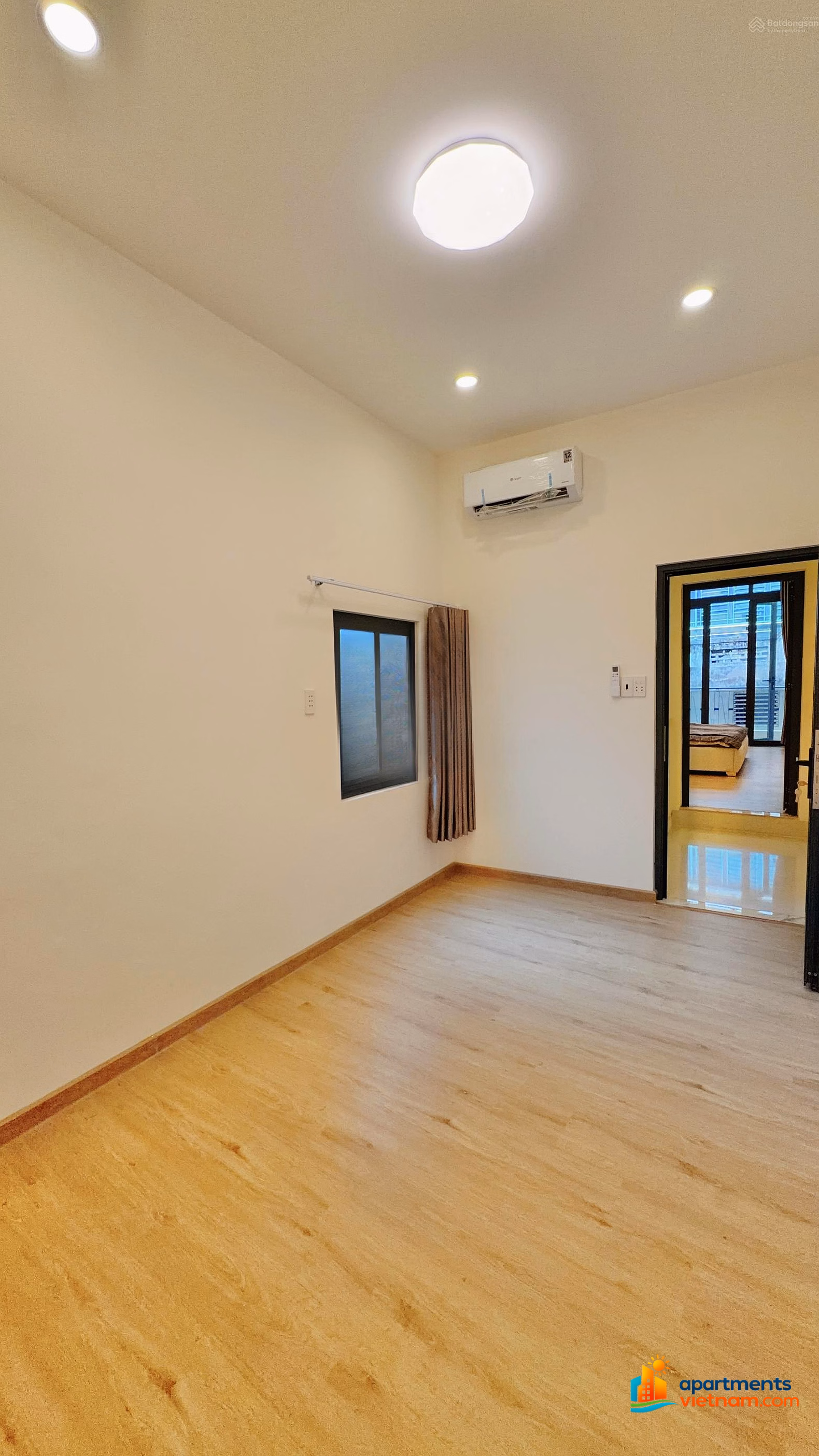 House for sale in the center of District 10, a few meters from the front (2 super airy exit doors)