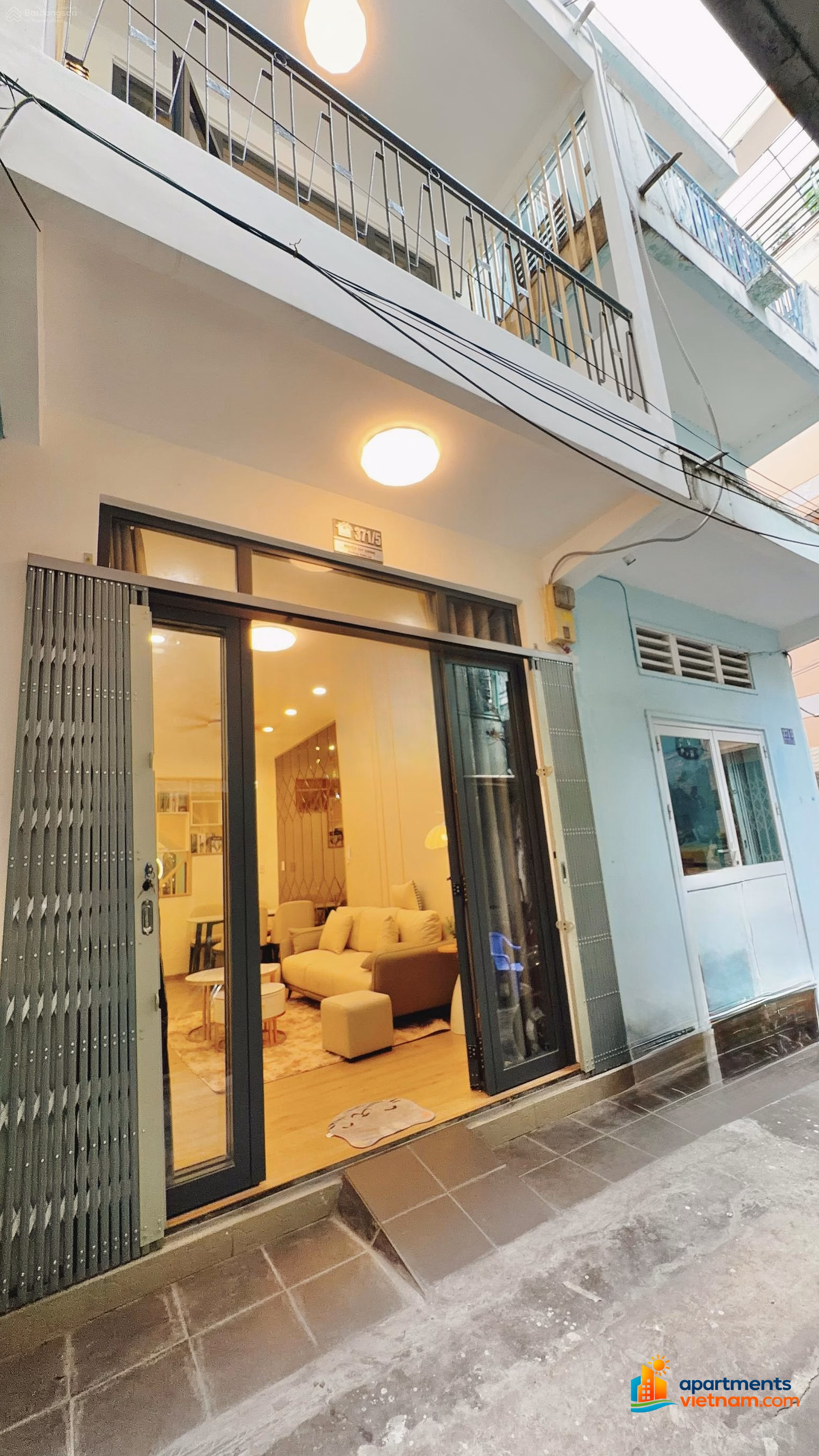 House for sale in the center of District 10, a few meters from the front (2 super airy exit doors)