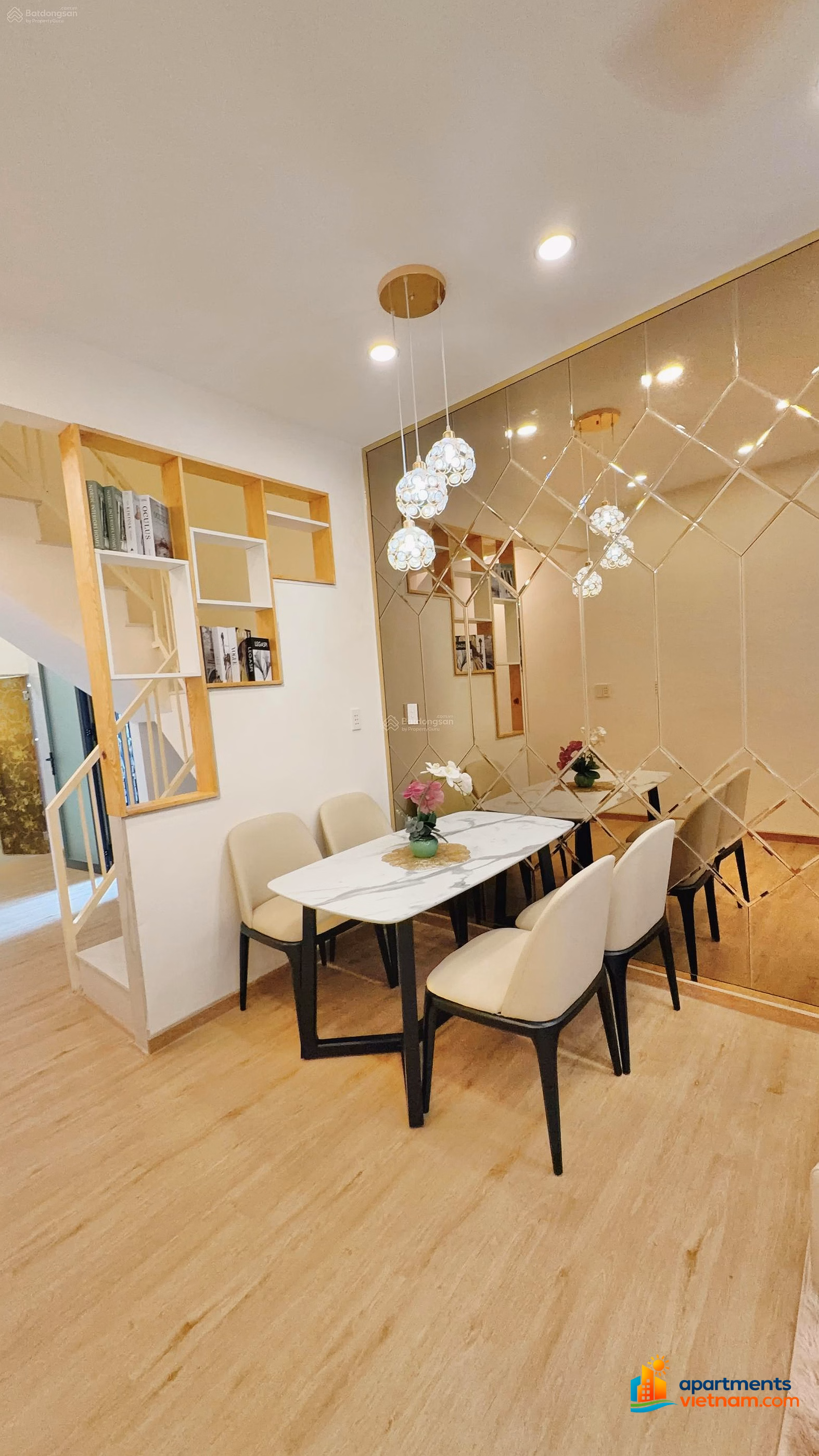 House for sale in the center of District 10, a few meters from the front (2 super airy exit doors)
