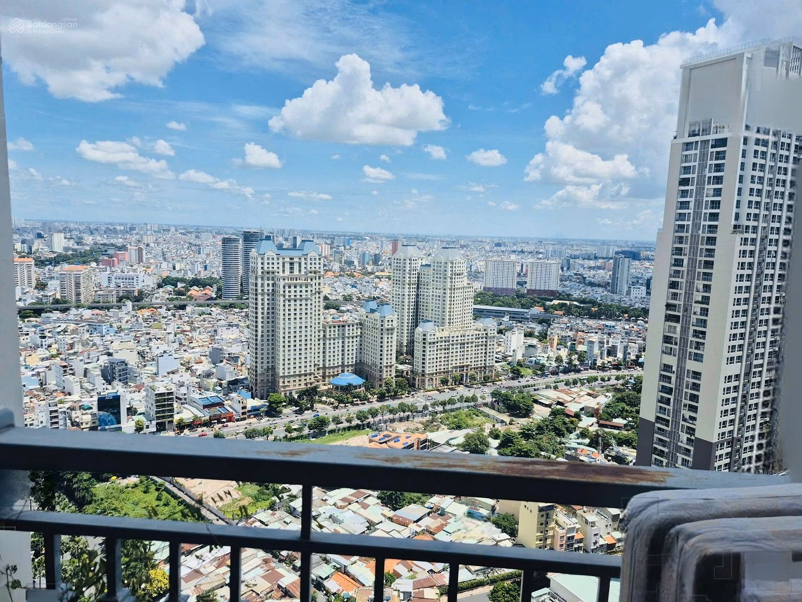 Urgent sale of 3-bedroom corner apartment, Central 2 building, Vinhomes Central Park, very chill view