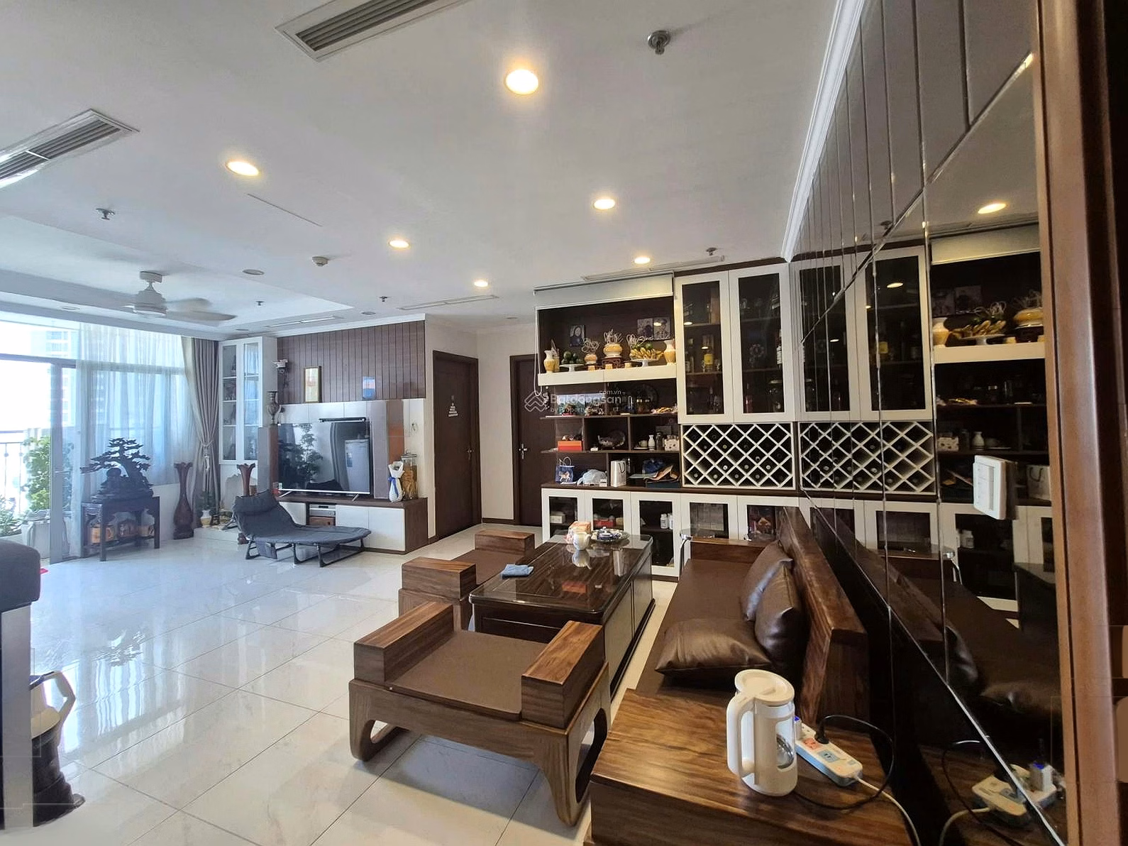 Urgent sale of 3-bedroom corner apartment, Central 2 building, Vinhomes Central Park, very chill view