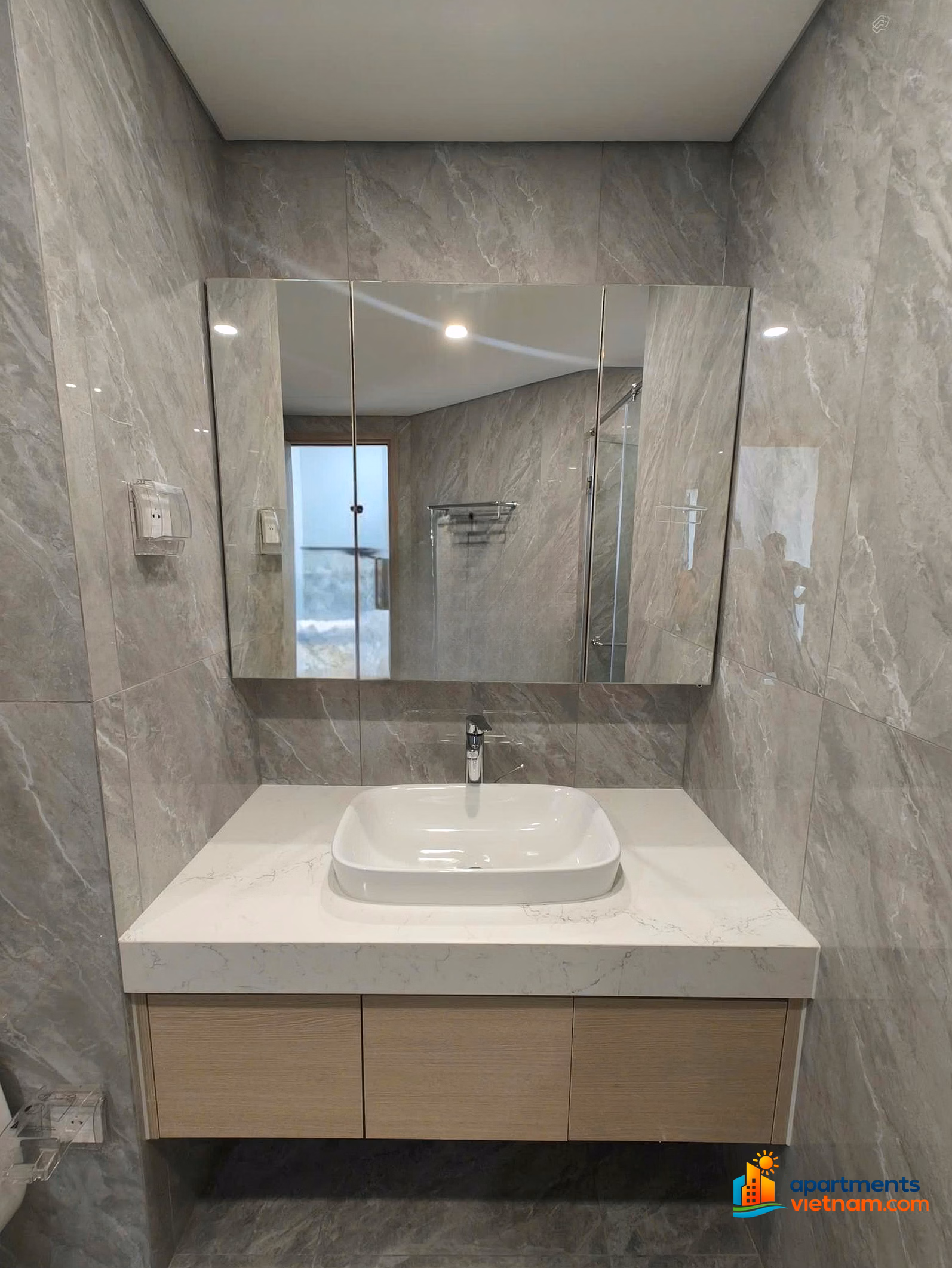 Owner rents 100% new 2-bedroom Skyline Westlake apartment 95m2, free service for 1 year, with underground parking slot