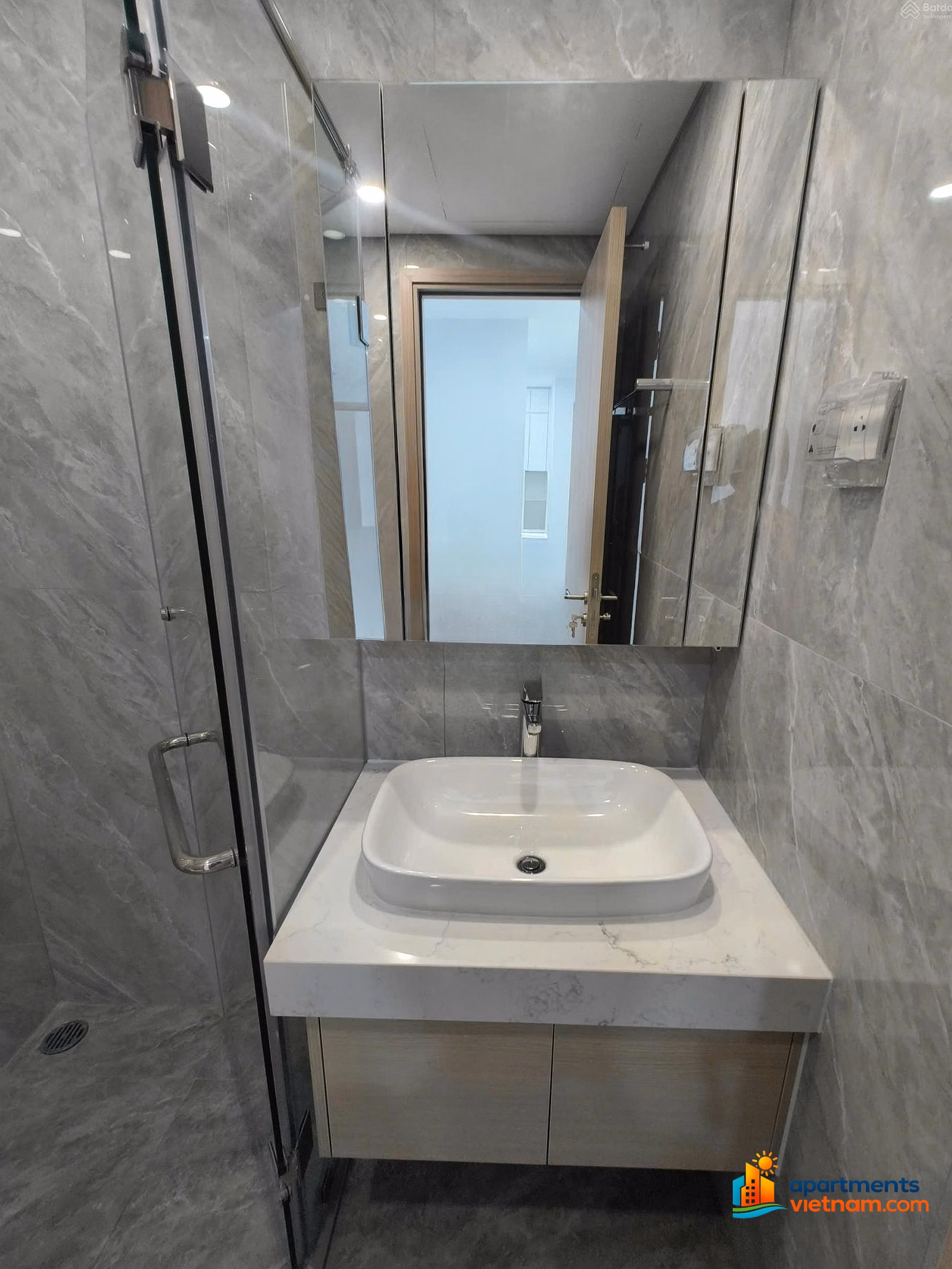 Owner rents 100% new 2-bedroom Skyline Westlake apartment 95m2, free service for 1 year, with underground parking slot