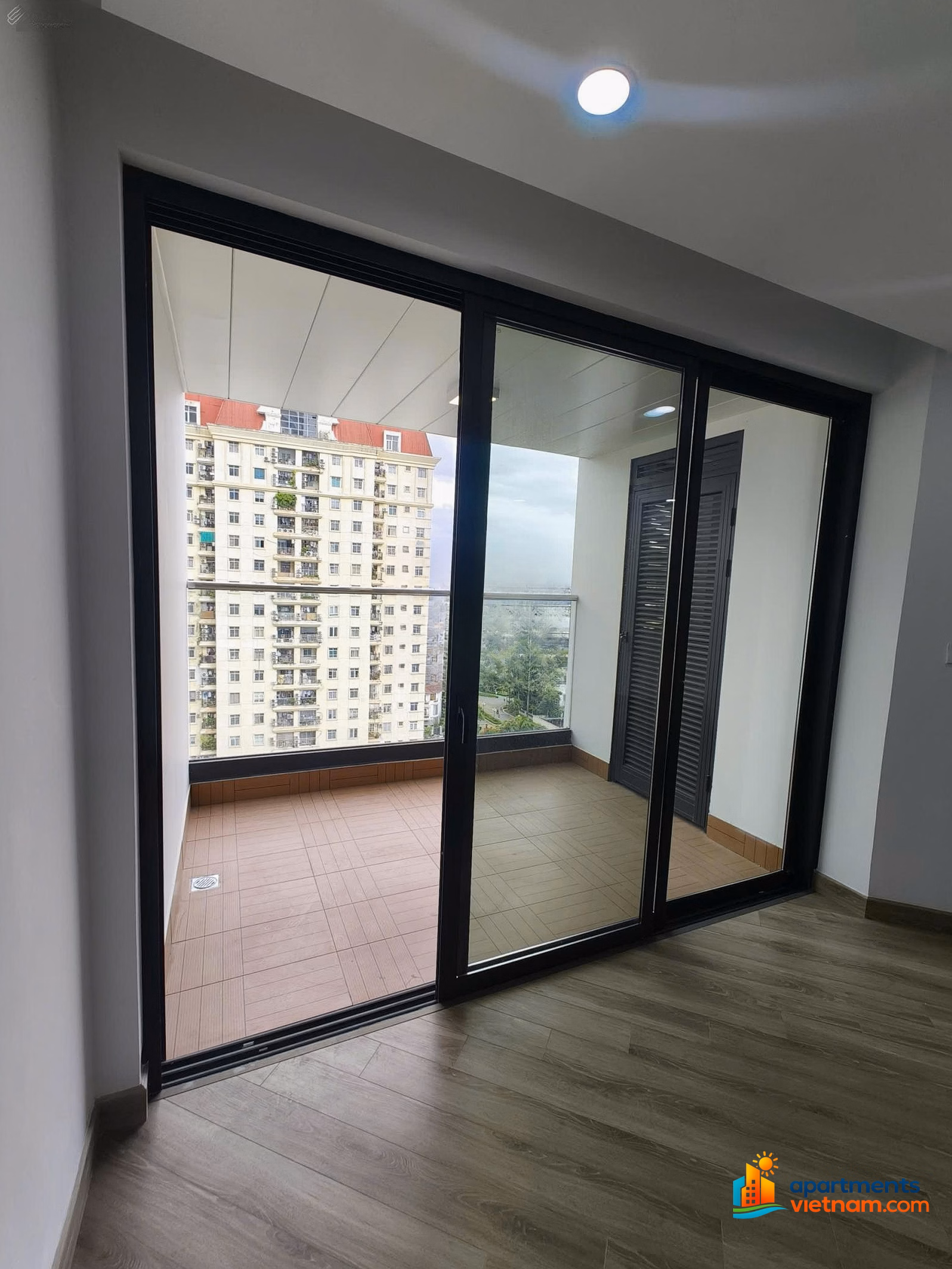 Owner rents 100% new 2-bedroom Skyline Westlake apartment 95m2, free service for 1 year, with underground parking slot