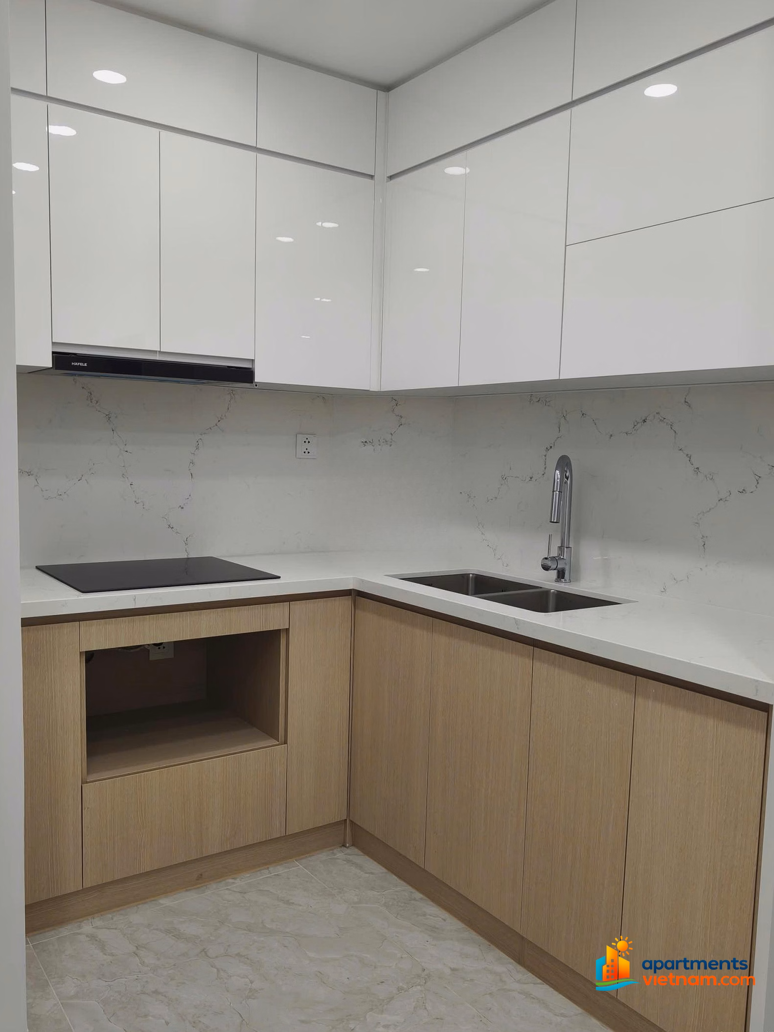 Owner rents 100% new 2-bedroom Skyline Westlake apartment 95m2, free service for 1 year, with underground parking slot
