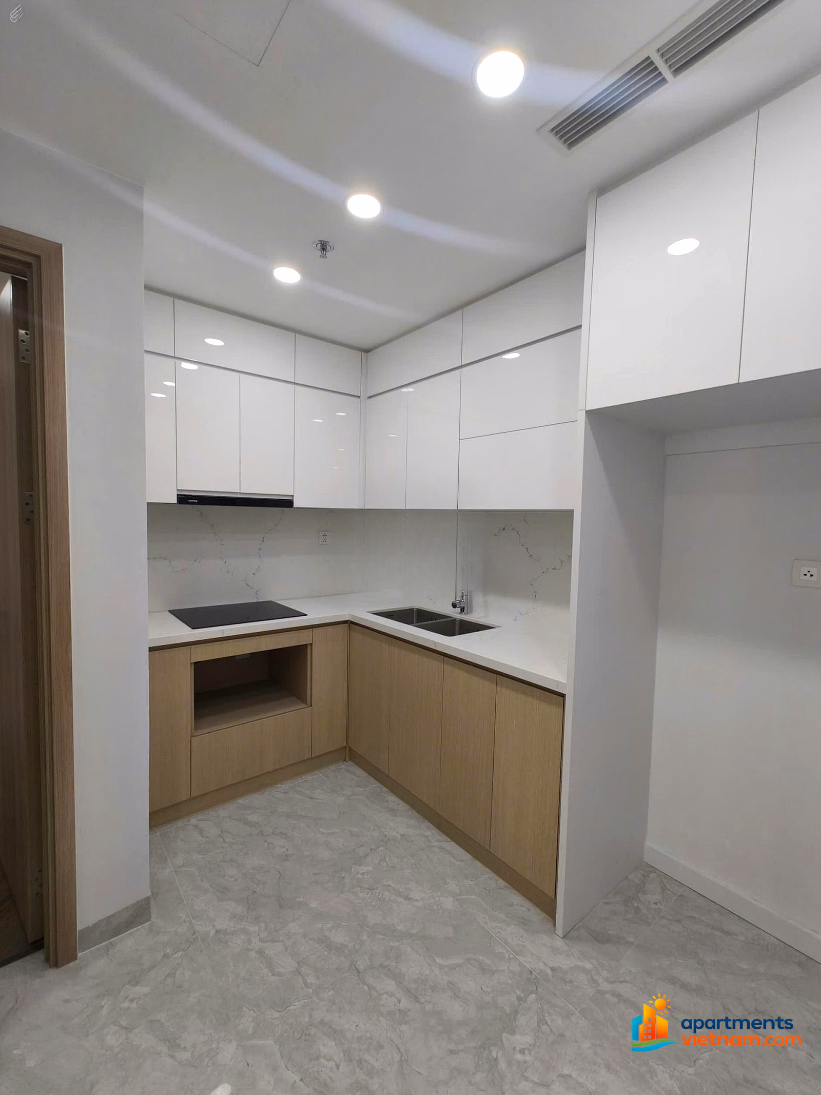Owner rents 100% new 2-bedroom Skyline Westlake apartment 95m2, free service for 1 year, with underground parking slot