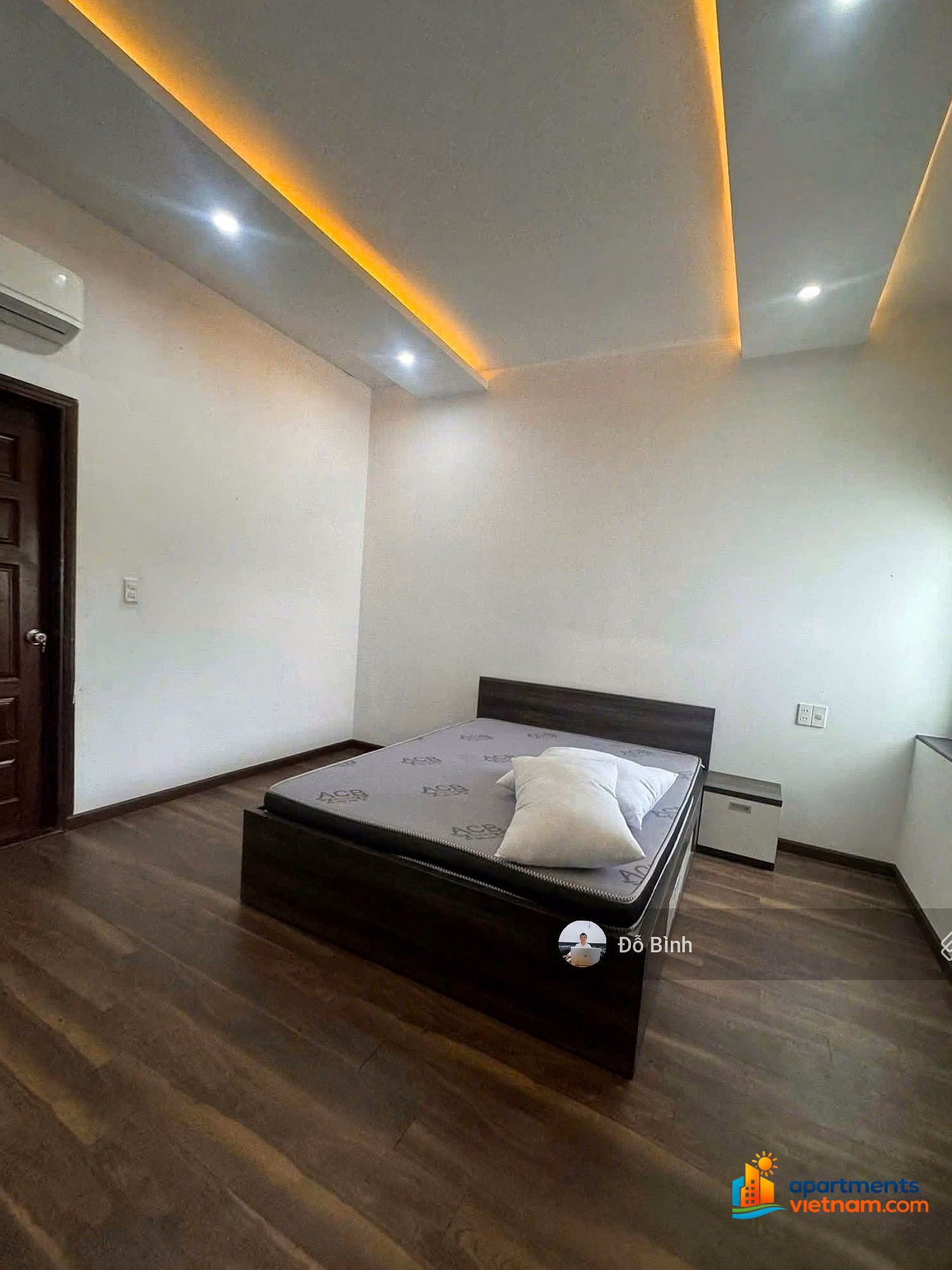 3-storey villa for rent: Khuc Thua Du - 8 rooms - 5 bathrooms - car yard